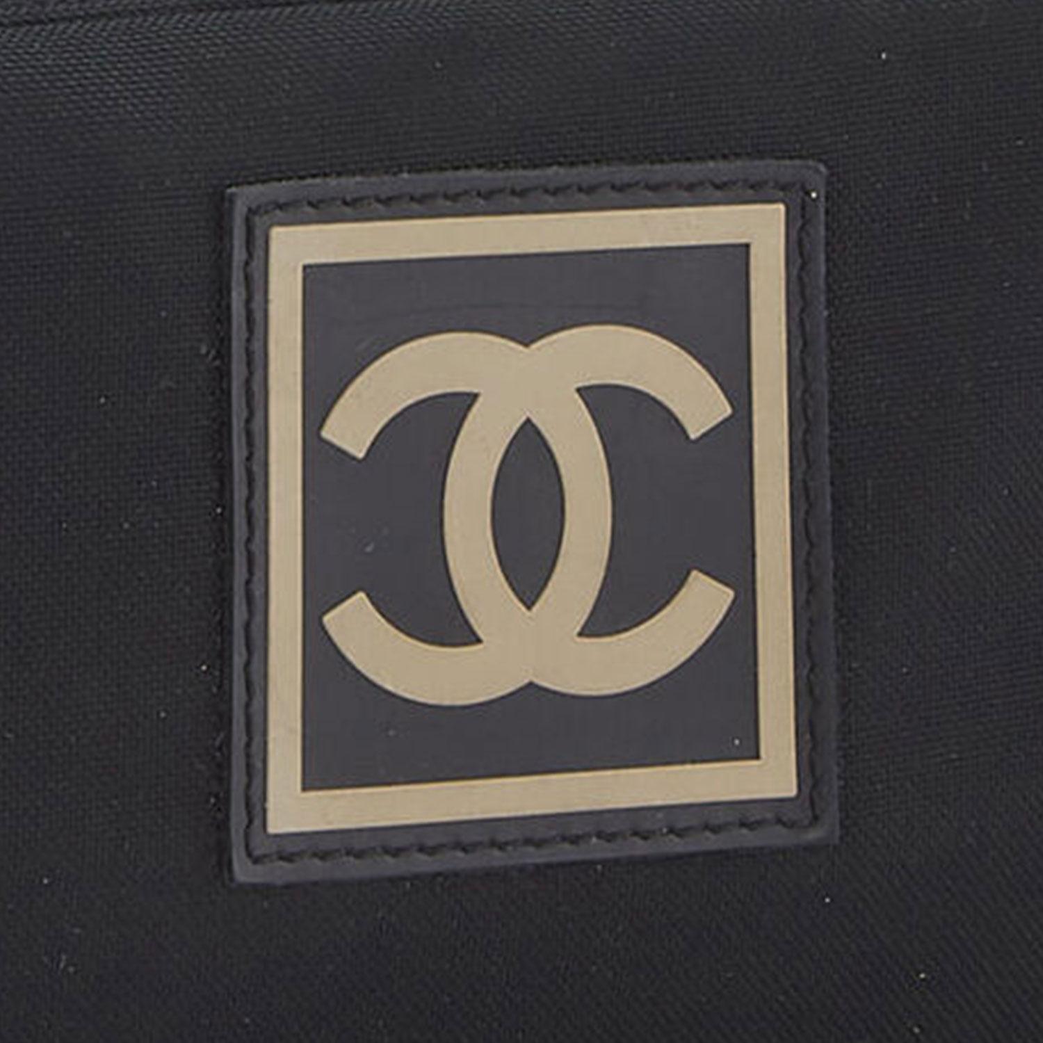 Chanel 2002 Nylon Microfiber Travel Carry On Toiletry Gadget Cosmetic Pouch Bag

Year: 2002 

black nylon
signature interlocking CC logo
logo patch to the front
jacquard logo motif
top zip fastening
two main compartments

11