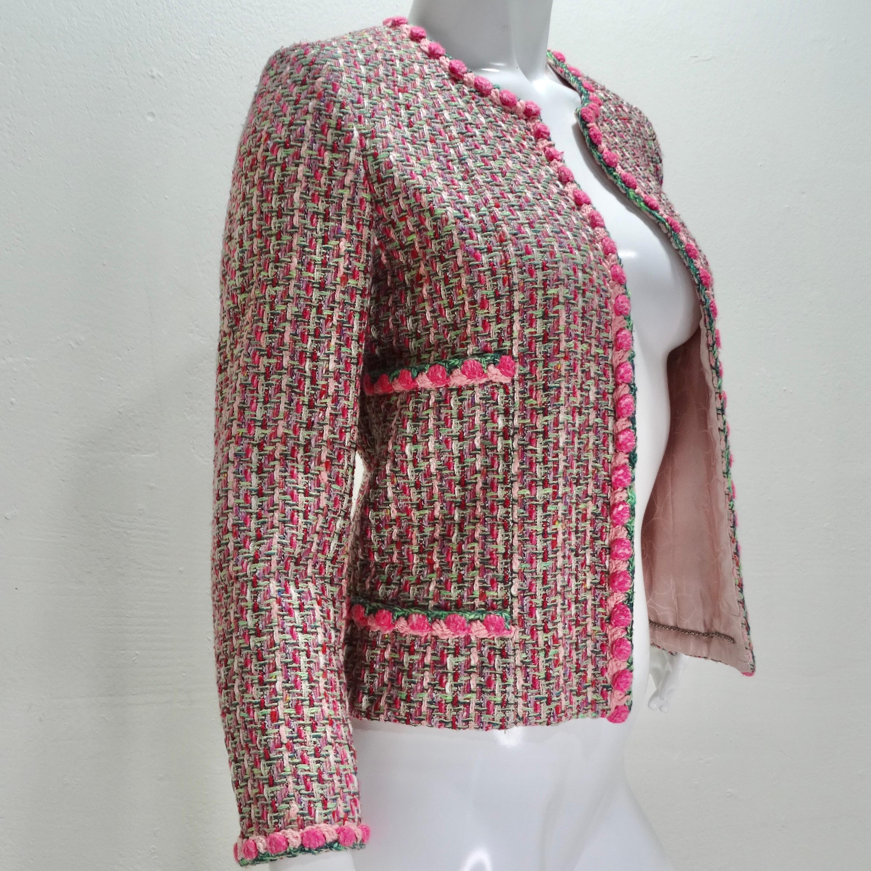 Voici l'exquise veste de soirée en tweed rose de Chanel 2002, une pièce intemporelle et féminine qui respire la sophistication et l'élégance. Confectionnée en tweed classique Chanel dans des teintes roses vibrantes, cette veste de soirée est une