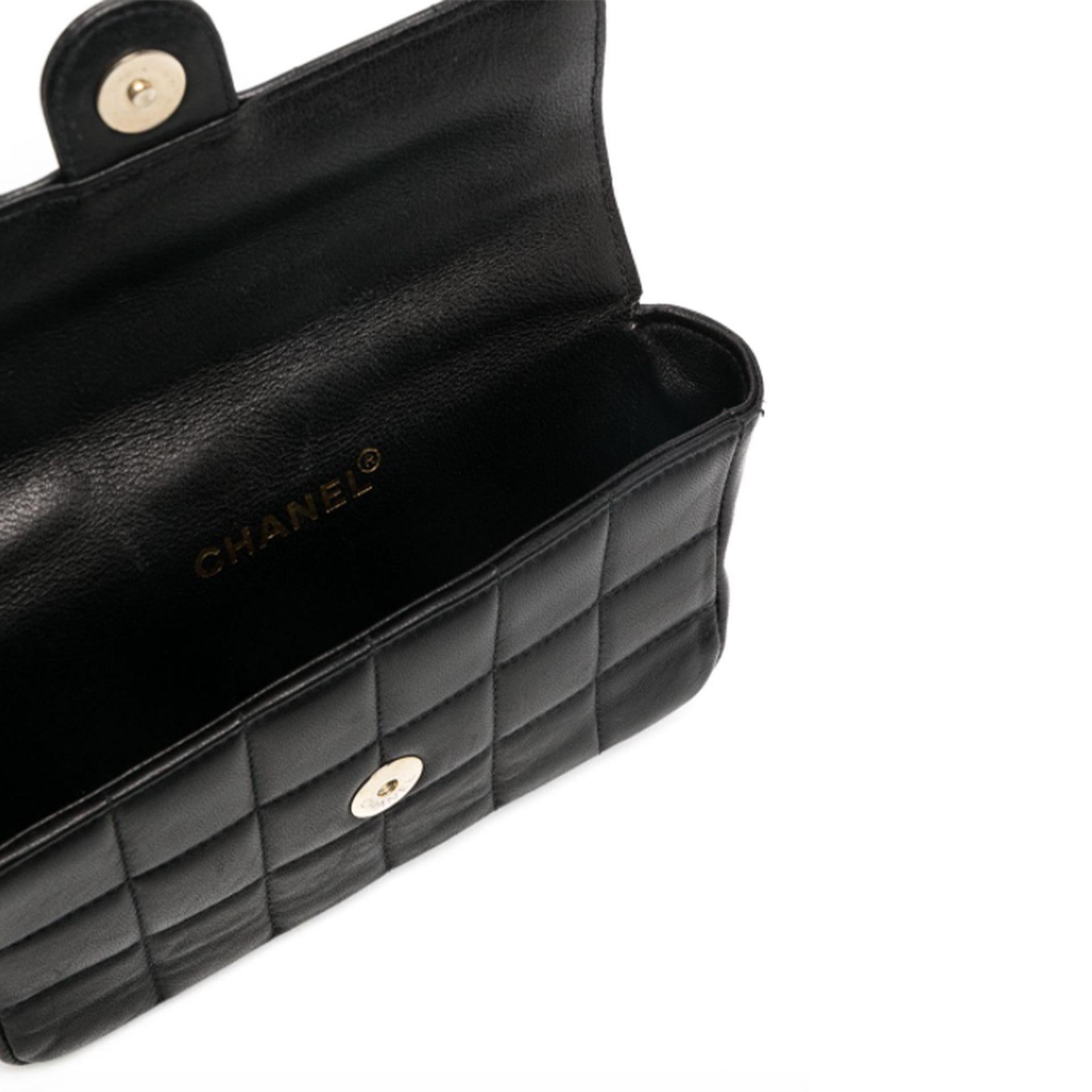 Chanel Rare Vintage Black Lambskin Waist Belt Bag Fanny Pack

Cuir noir 
2002 
sac à ceinture matelassé 
avec un haut plié et une fermeture à bouton-pression
un logo CC emboîté
matériel de couleur or 
sangle de taille réglable

Fabriqué en France 