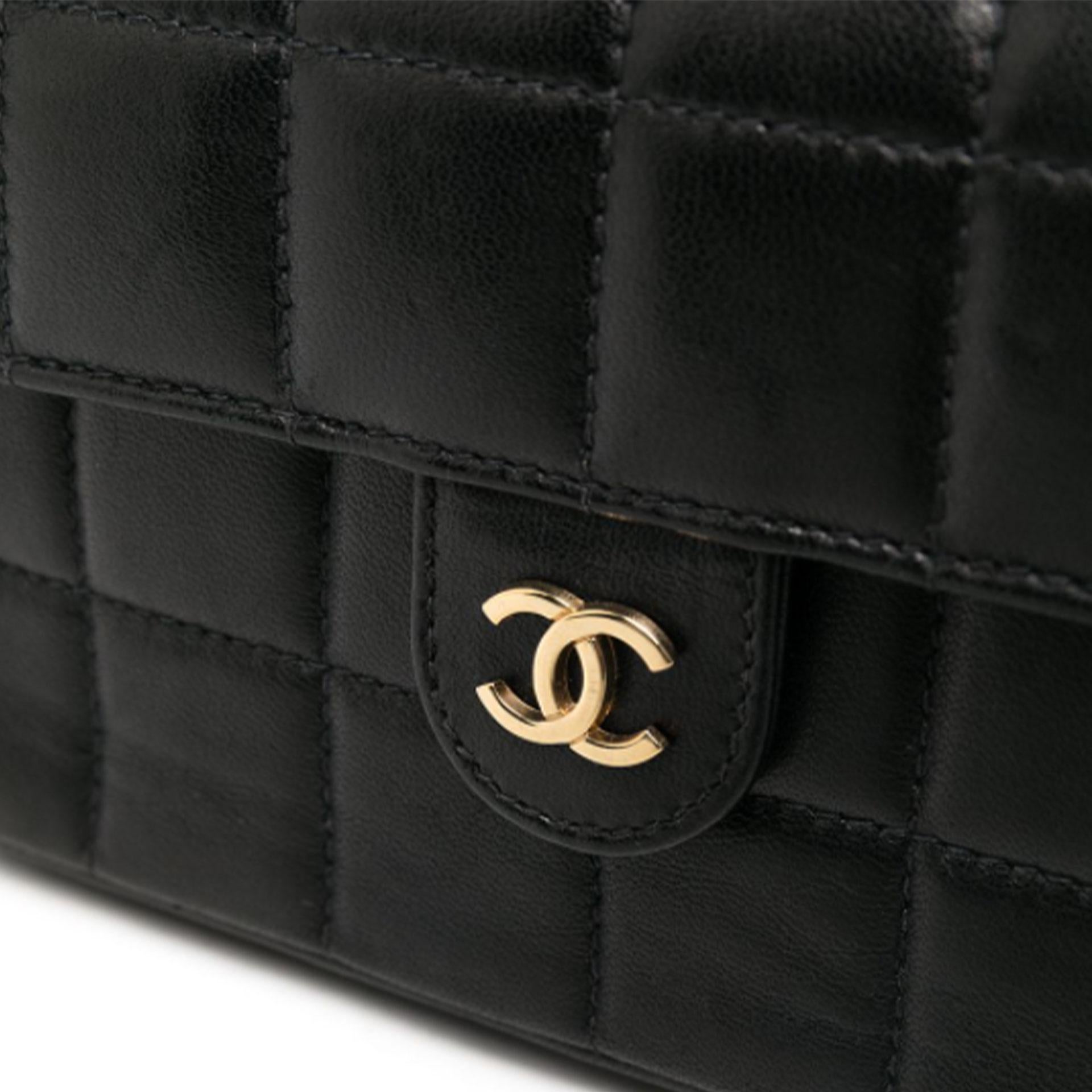 Chanel 2002 Rare Vintage Black Lambskin Waist Belt Bag Fanny Pack In Good Condition For Sale In Miami, FL