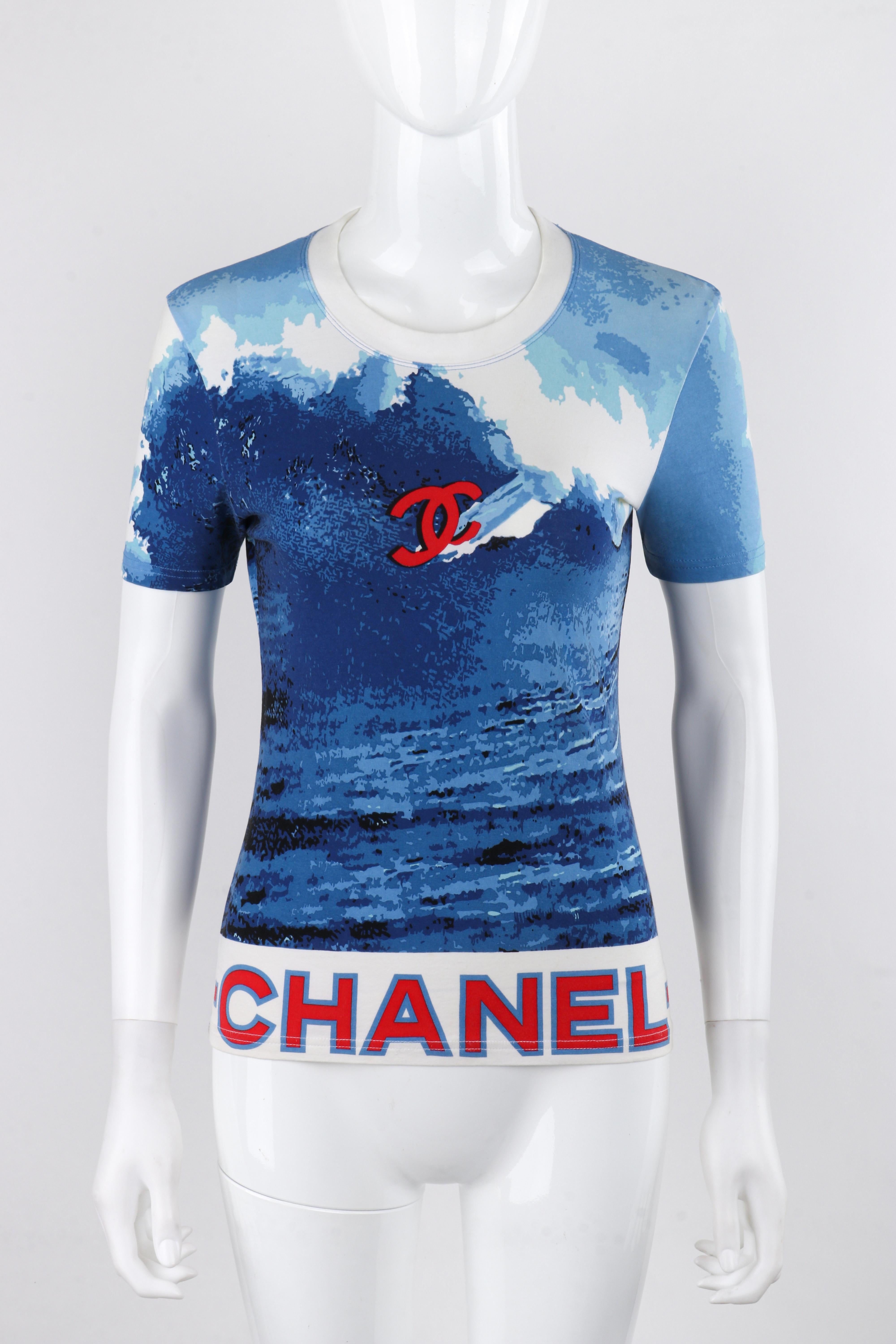 CHANEL 2002 Rot Weiß Blau CC Surf Wave Print Stretch Kurzarm-Top 

Marke / Hersteller: Chanel
Collection'S: Die Surf-Linie 2002
Label(s): Nummeriert - 02S / P19539V11371 
Designer: Karl Lagerfeld
Stil: Kurzärmeliges Top mit