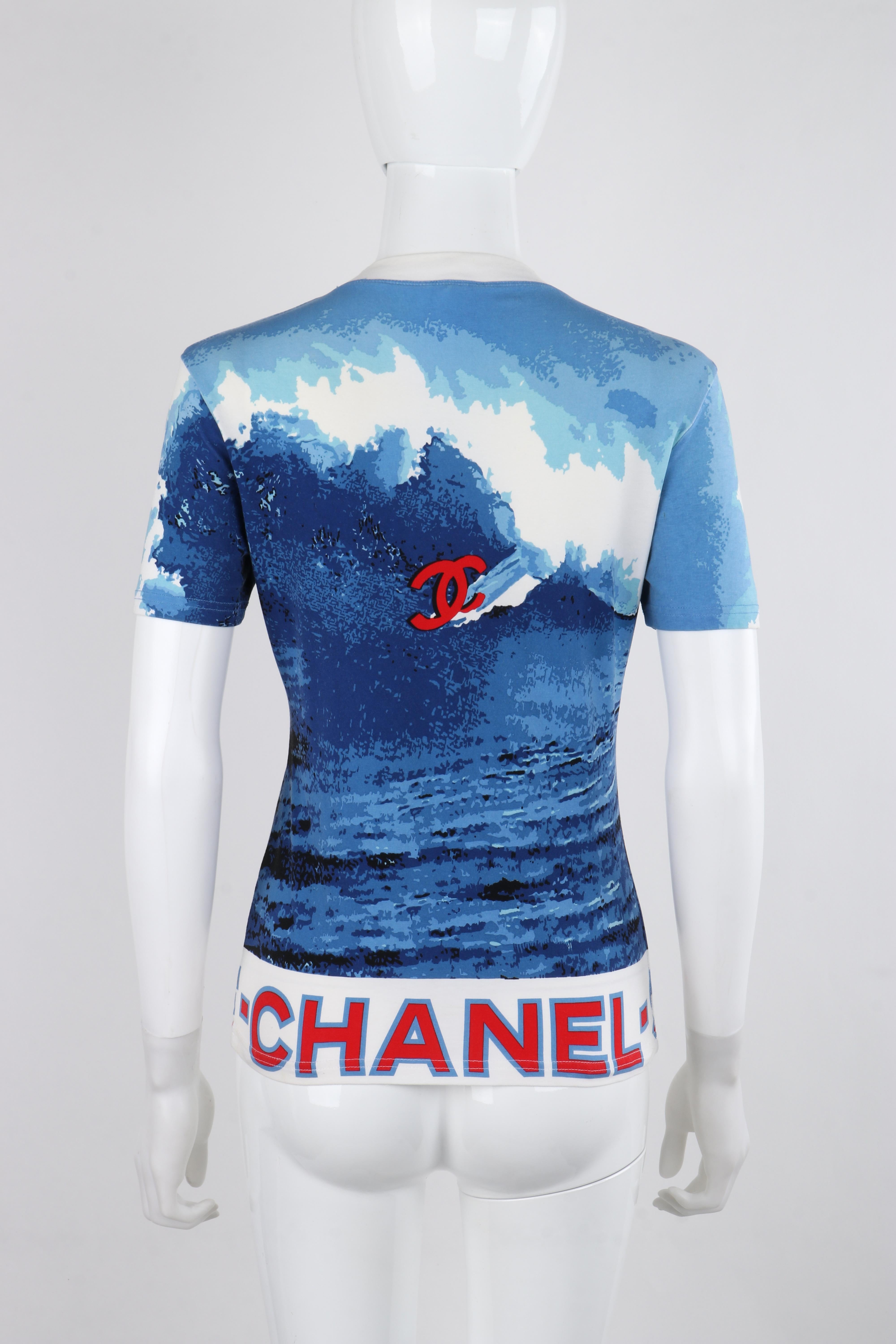 CHANEL 2002 Rot Weiß Blau CC Surf Wave Print Stretch Kurzarm-Top im Angebot 1