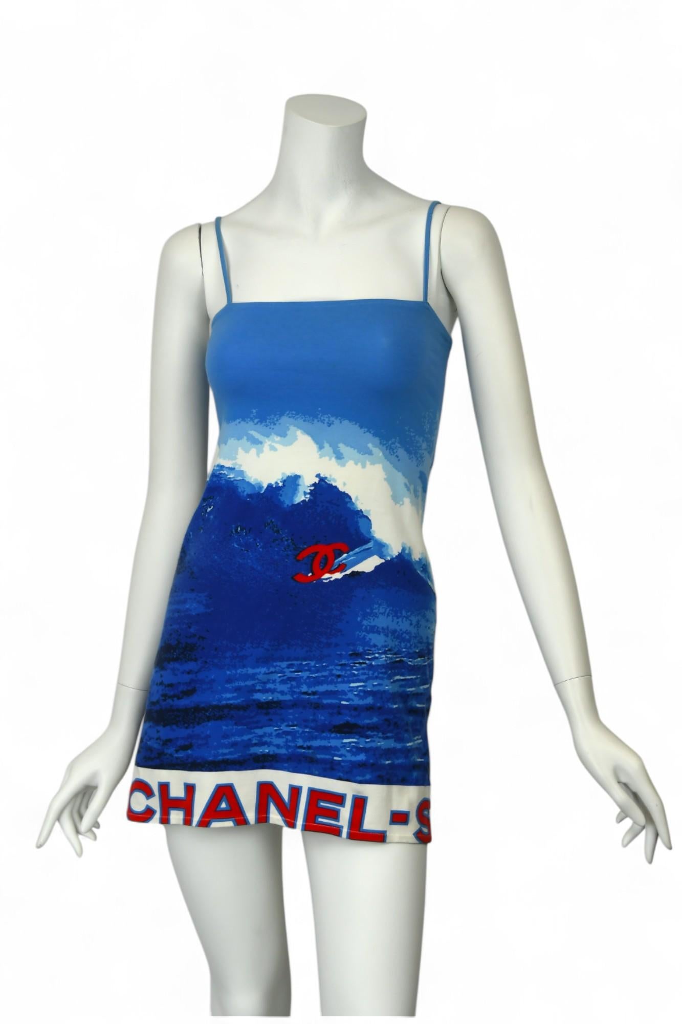 Tauchen Sie ein in den Luxus mit diesem auffälligen Chanel Blue Wave Print Mini Dress, einem fesselnden Stück, das sowohl sommerlichen Spaß als auch Couture-Eleganz ausstrahlt. Dieses taillierte Bodycon-Kleid mit lebhaftem Meereswellenmotiv in