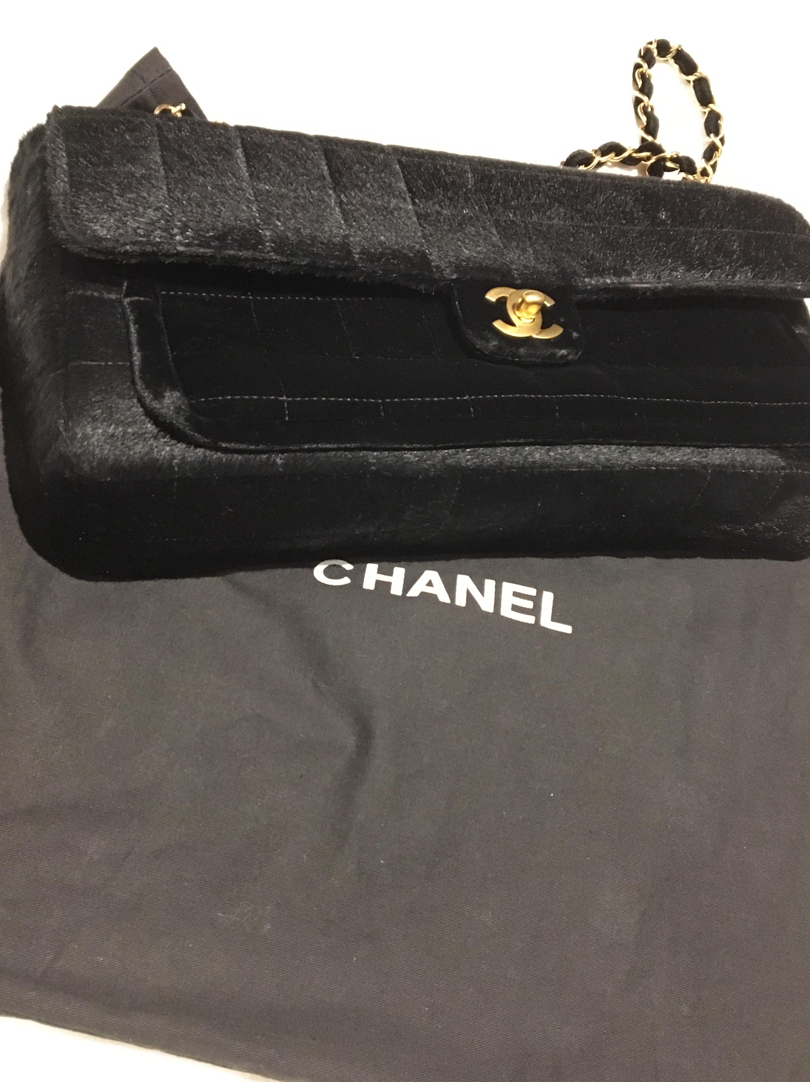 Super classy Chanel  Timeless Black Crossbody bag in Calfskin and leather from 2002 collection
Used but good condition, really light signs of use.
Card, hologram and dustbag
Size 32 cm
