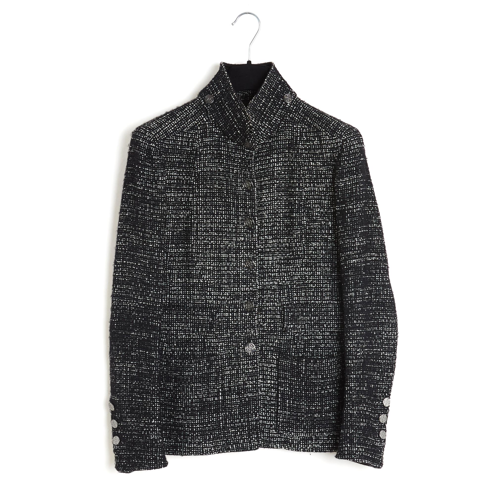 Chanel jacket from the AW 2002 collection by Karl Lagerfeld in black and white polyamide and wool tweed, round collar closed in front by 6 silver metal buttons with CC logo and dated 2002, with its removable stand-up collar (fixed by 4 buttons