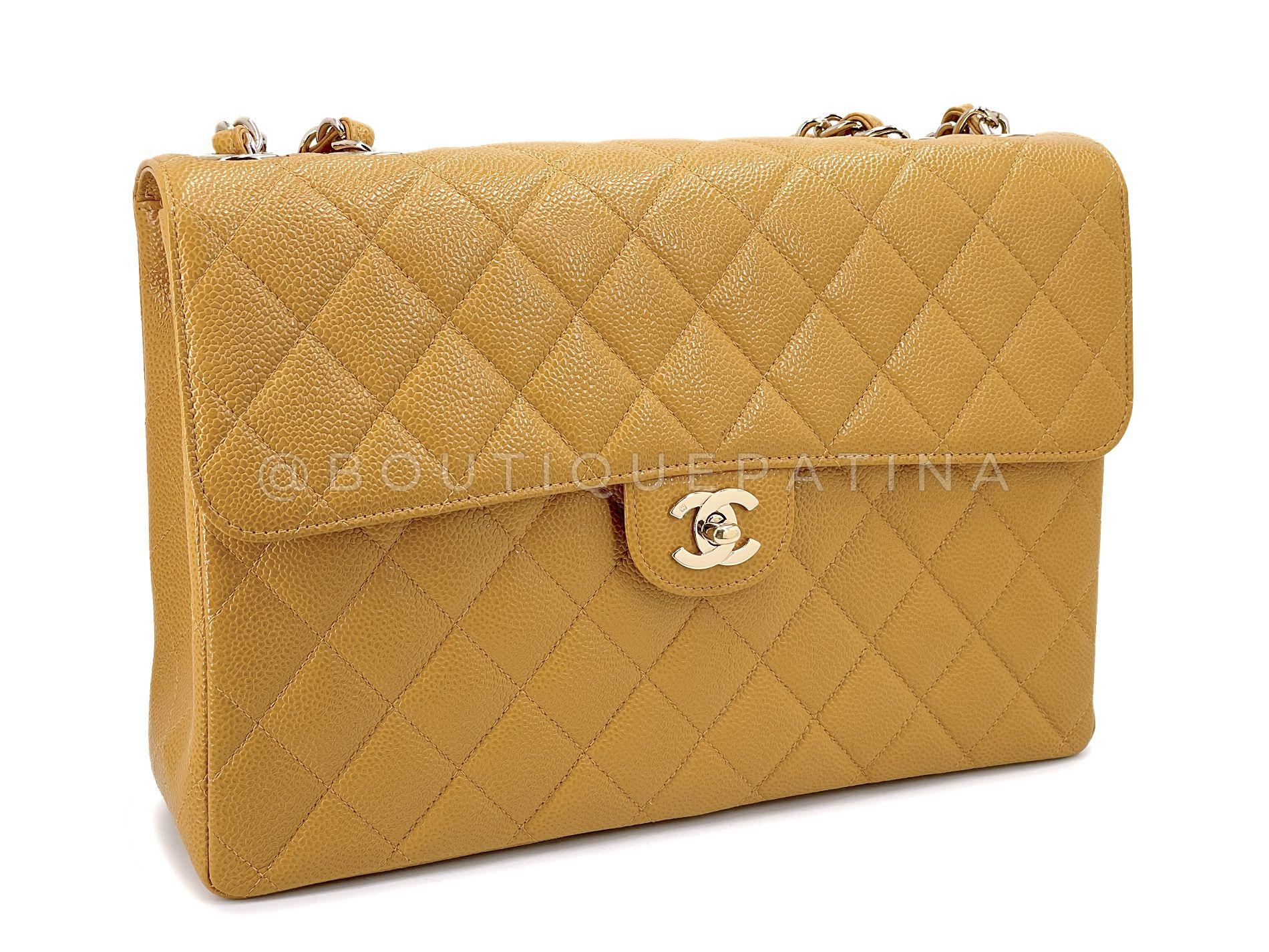 Chanel 2002 Vintage Beige Caviar Jumbo Classic Flap Bag 24k GHW  68248 In Excellent Condition For Sale In Costa Mesa, CA