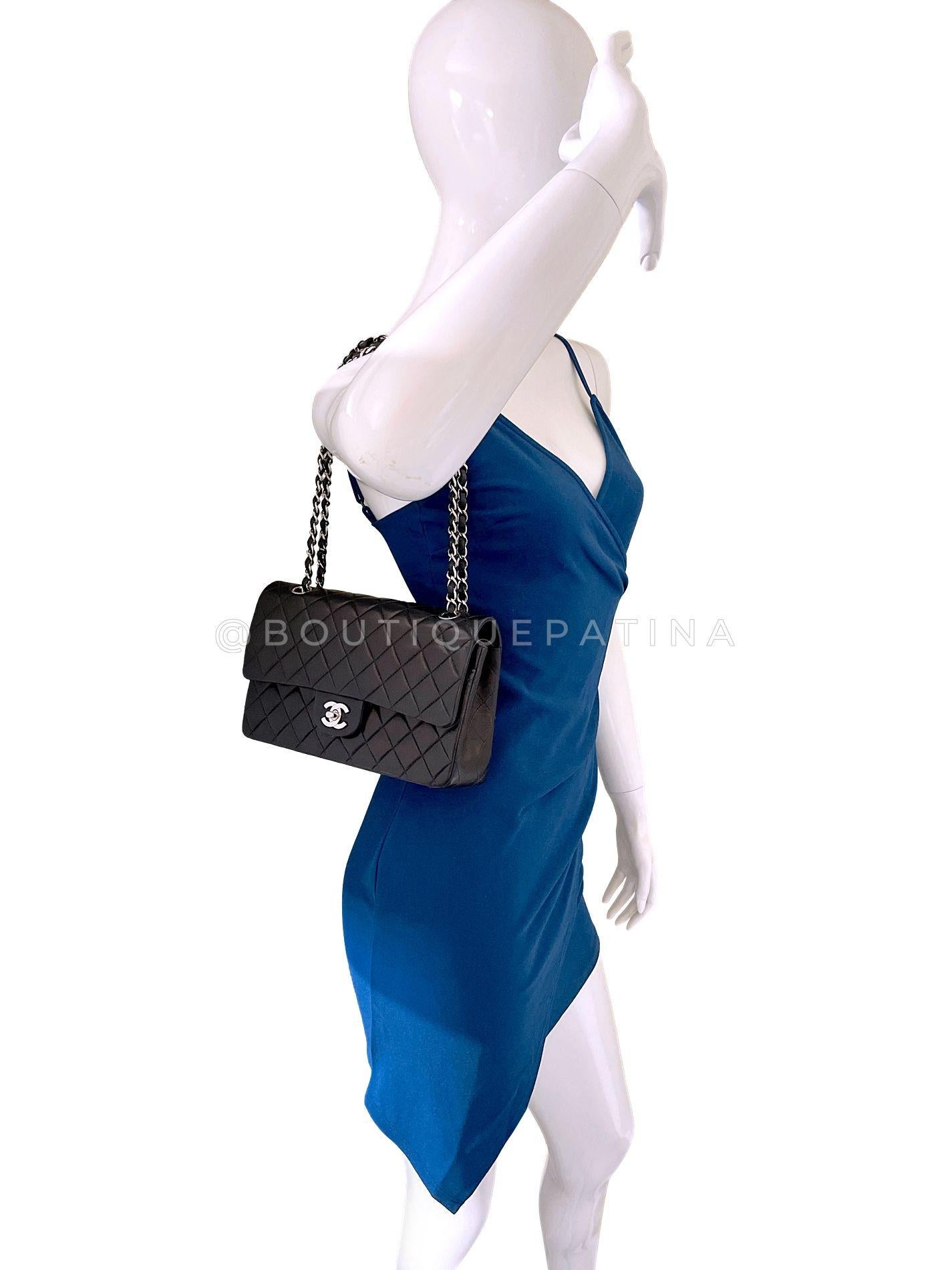 Chanel 2002 Vintage Black Lambskin Medium Classic Double Flap Bag SHW  64495 en vente 9