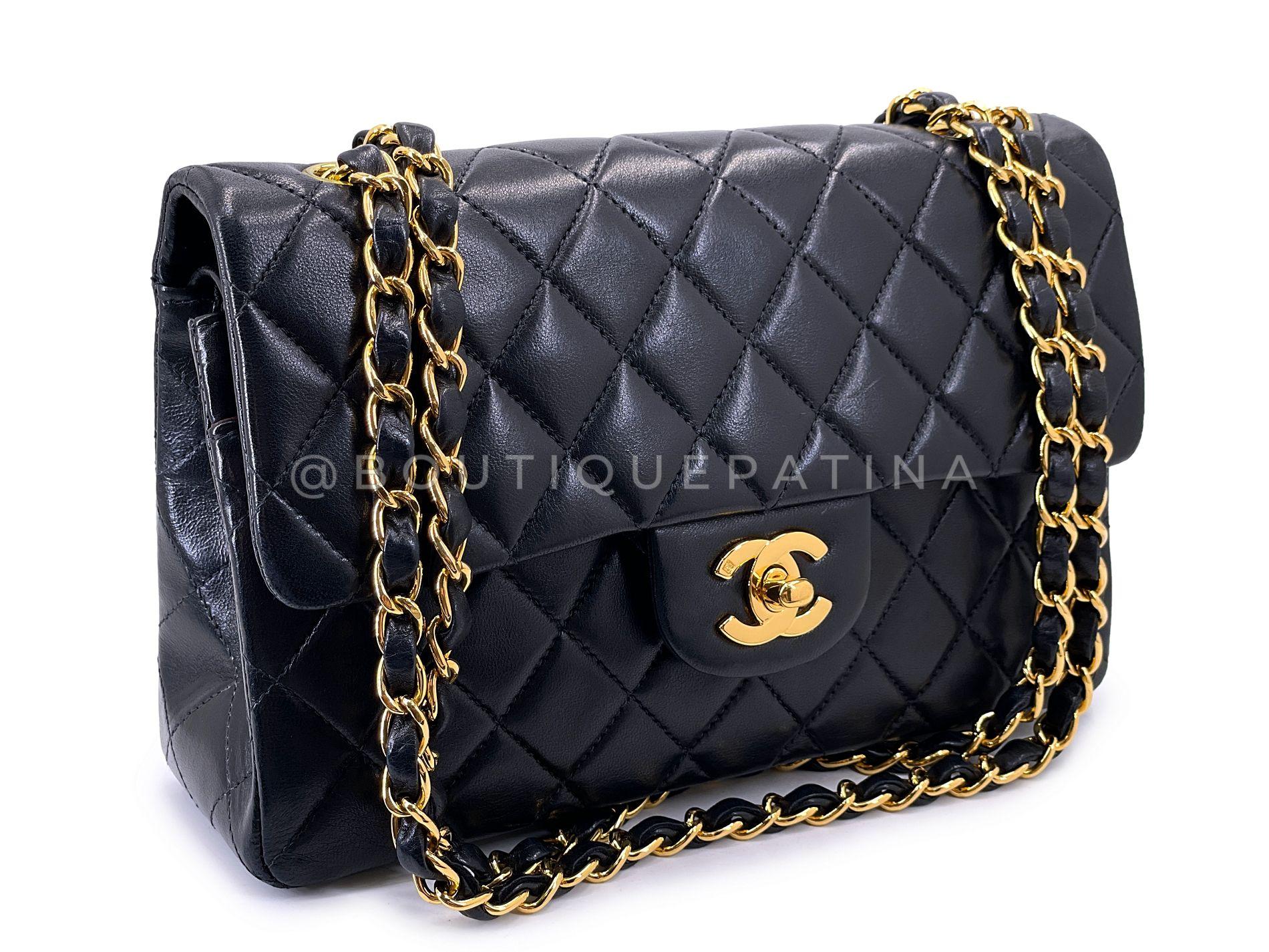 Article de magasin : 64869
Boutique Patina est spécialisée dans la recherche et la conservation de trésors en cuir Chanel vintage d'occasion en meilleur état, en fouillant les placards du monde entier.
Le sac emblématique du Graal est le Chanel