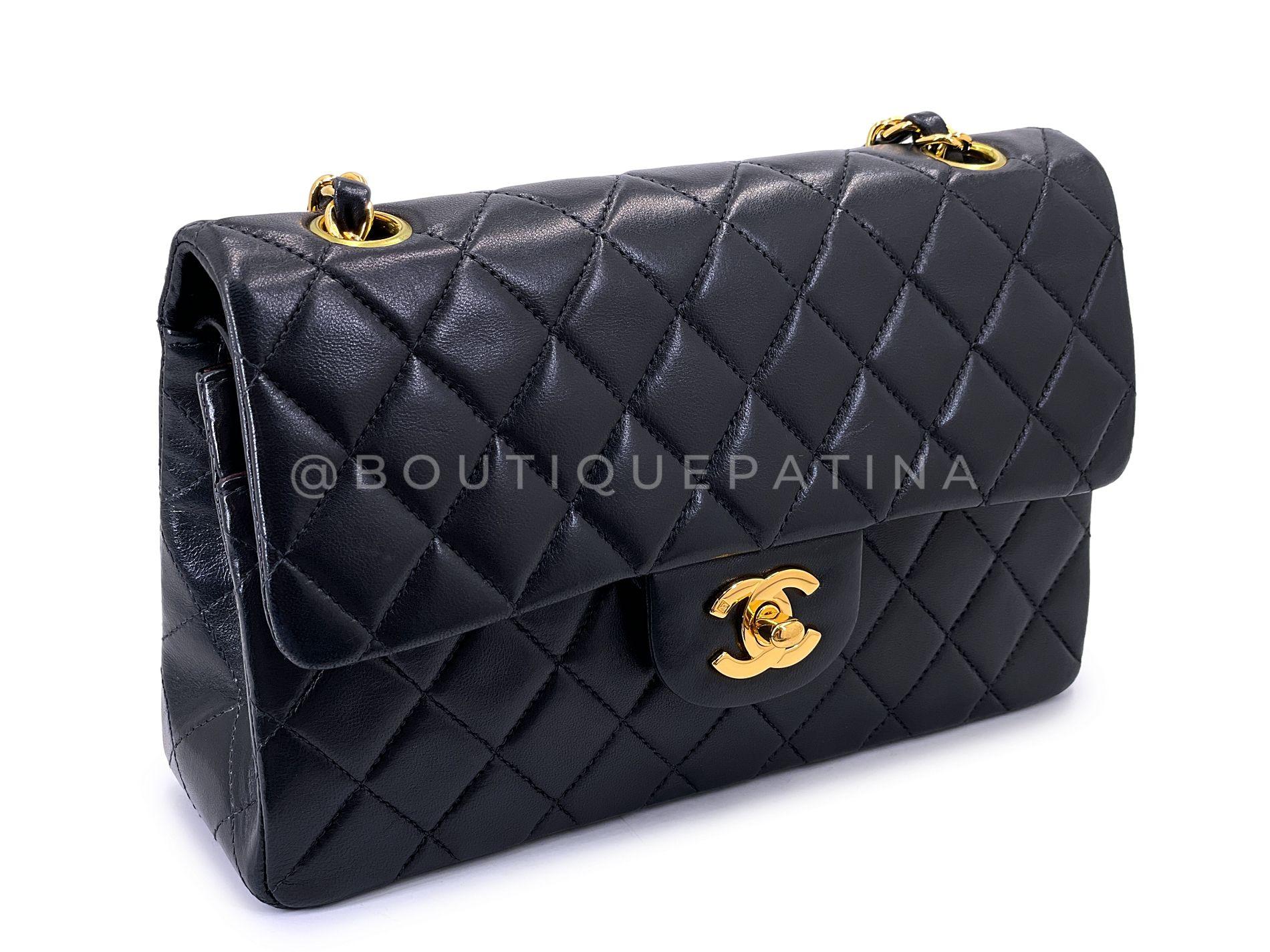 Noir Chanel 2002 Vintage Petit sac classique à double rabat en cuir d'agneau noir 24k GHW 64869 en vente