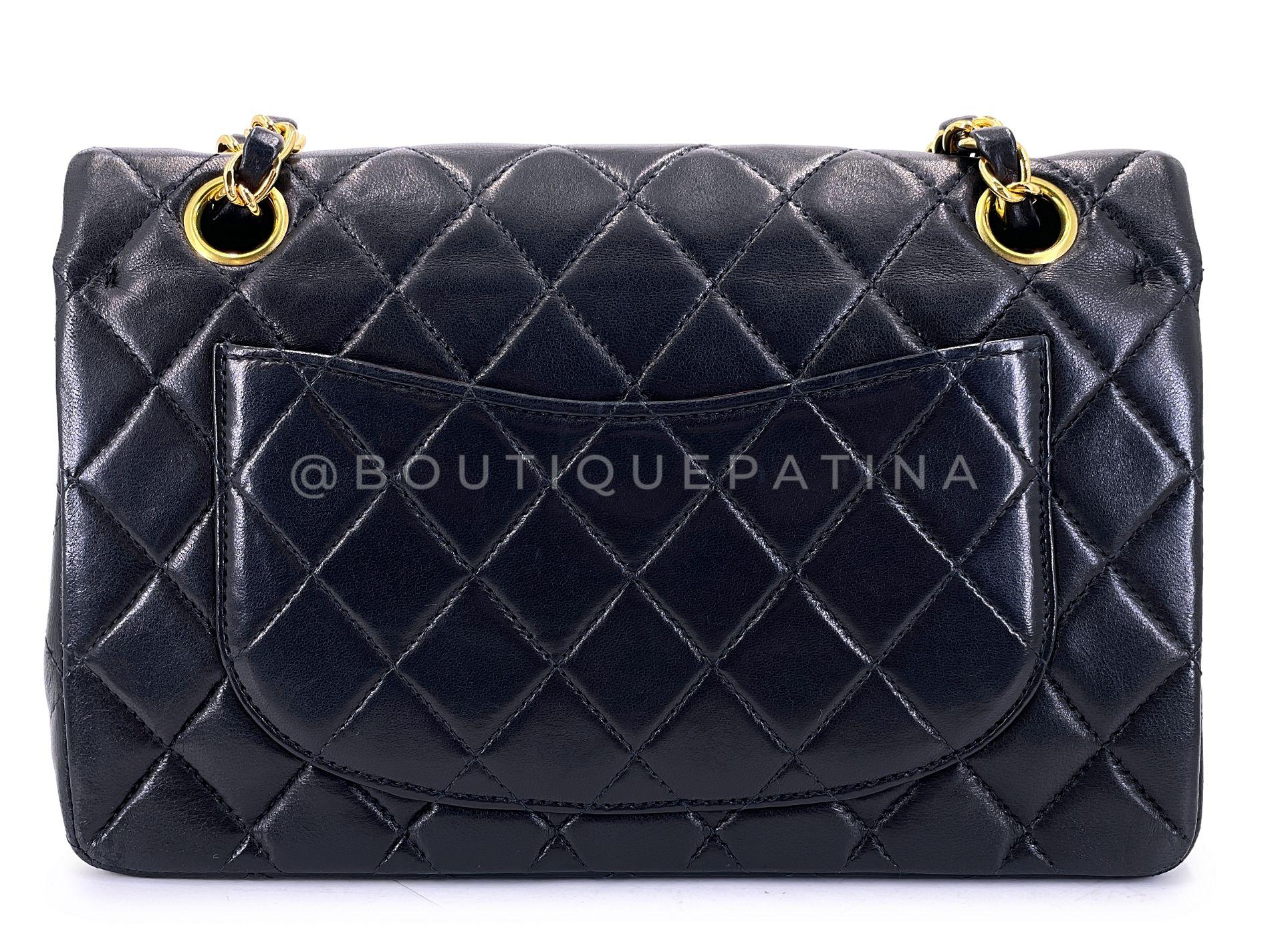 Chanel 2002 Vintage Petit sac classique à double rabat en cuir d'agneau noir 24k GHW 64869 Pour femmes en vente