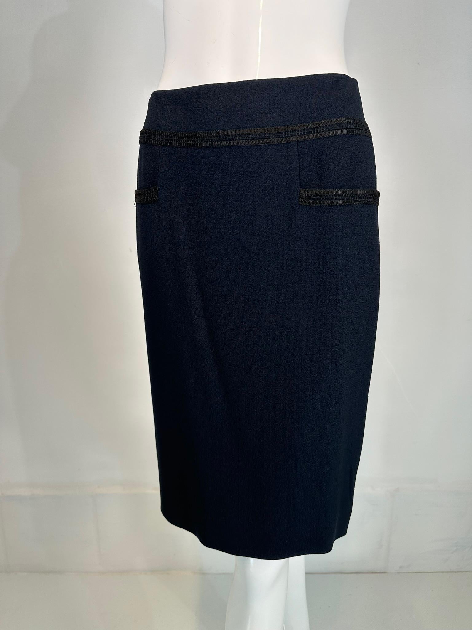 Chanel 2002C Jupe crayon bleu foncé avec bordure en soutache noire tressée 36 en vente 5