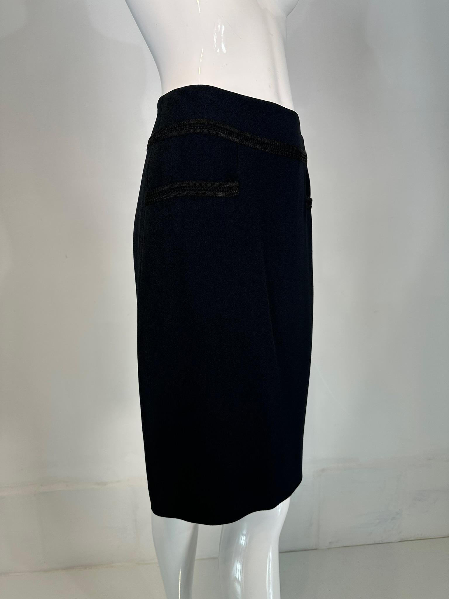 Noir Chanel 2002C Jupe crayon bleu foncé avec bordure en soutache noire tressée 36 en vente