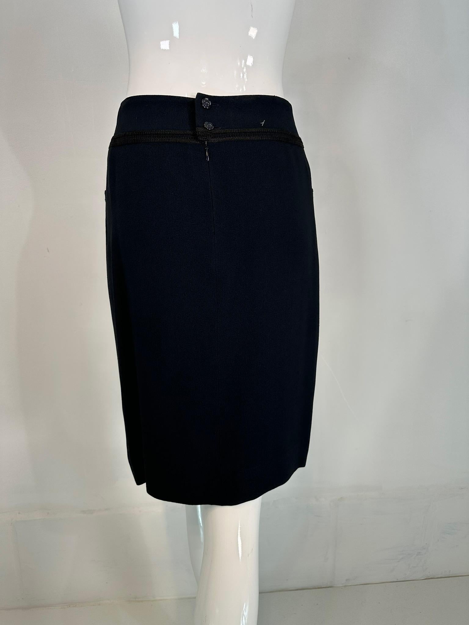 Chanel 2002C Jupe crayon bleu foncé avec bordure en soutache noire tressée 36 en vente 1