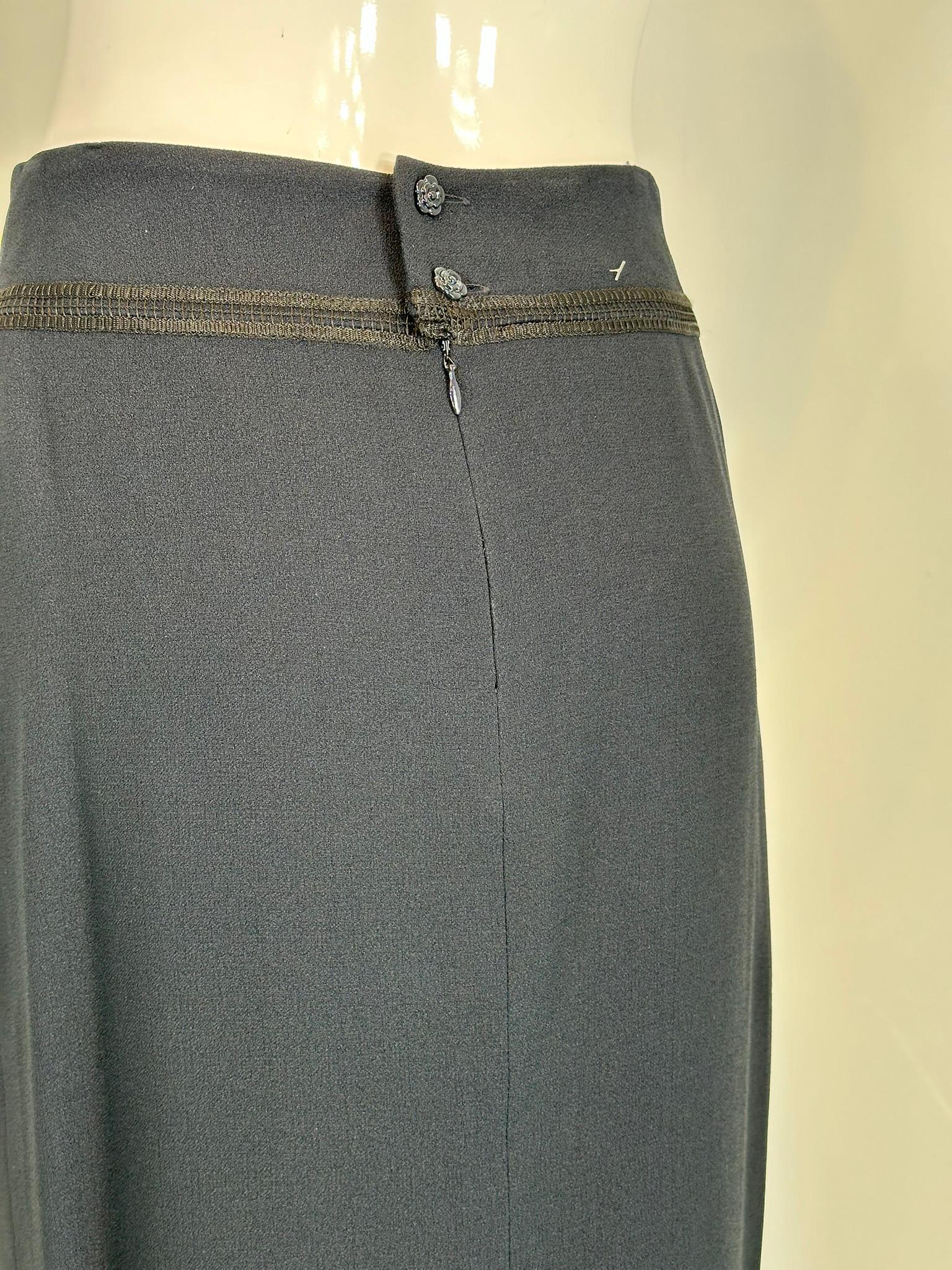 Chanel 2002C Jupe crayon bleu foncé avec bordure en soutache noire tressée 36 en vente 2