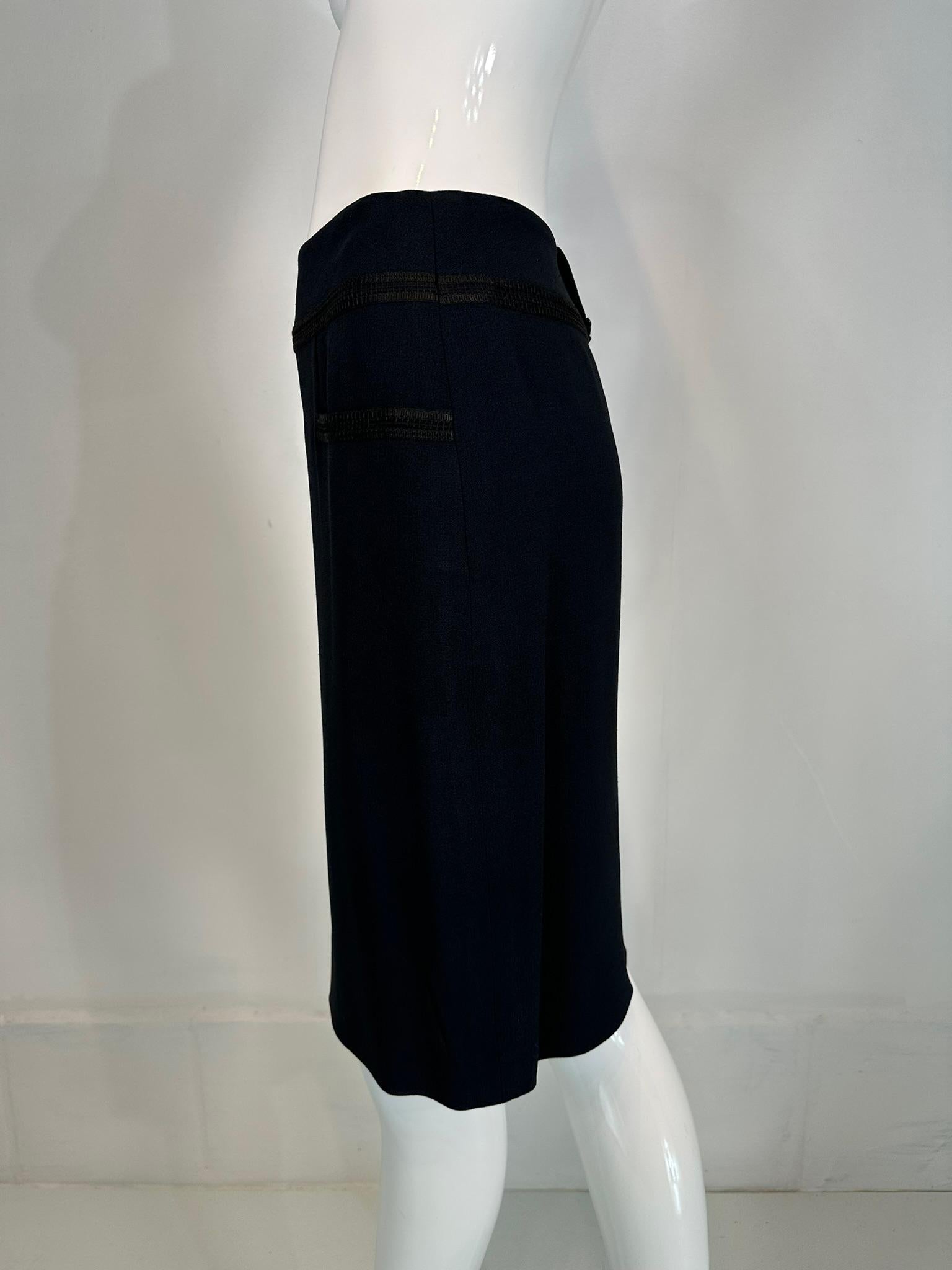 Chanel 2002C Jupe crayon bleu foncé avec bordure en soutache noire tressée 36 en vente 3