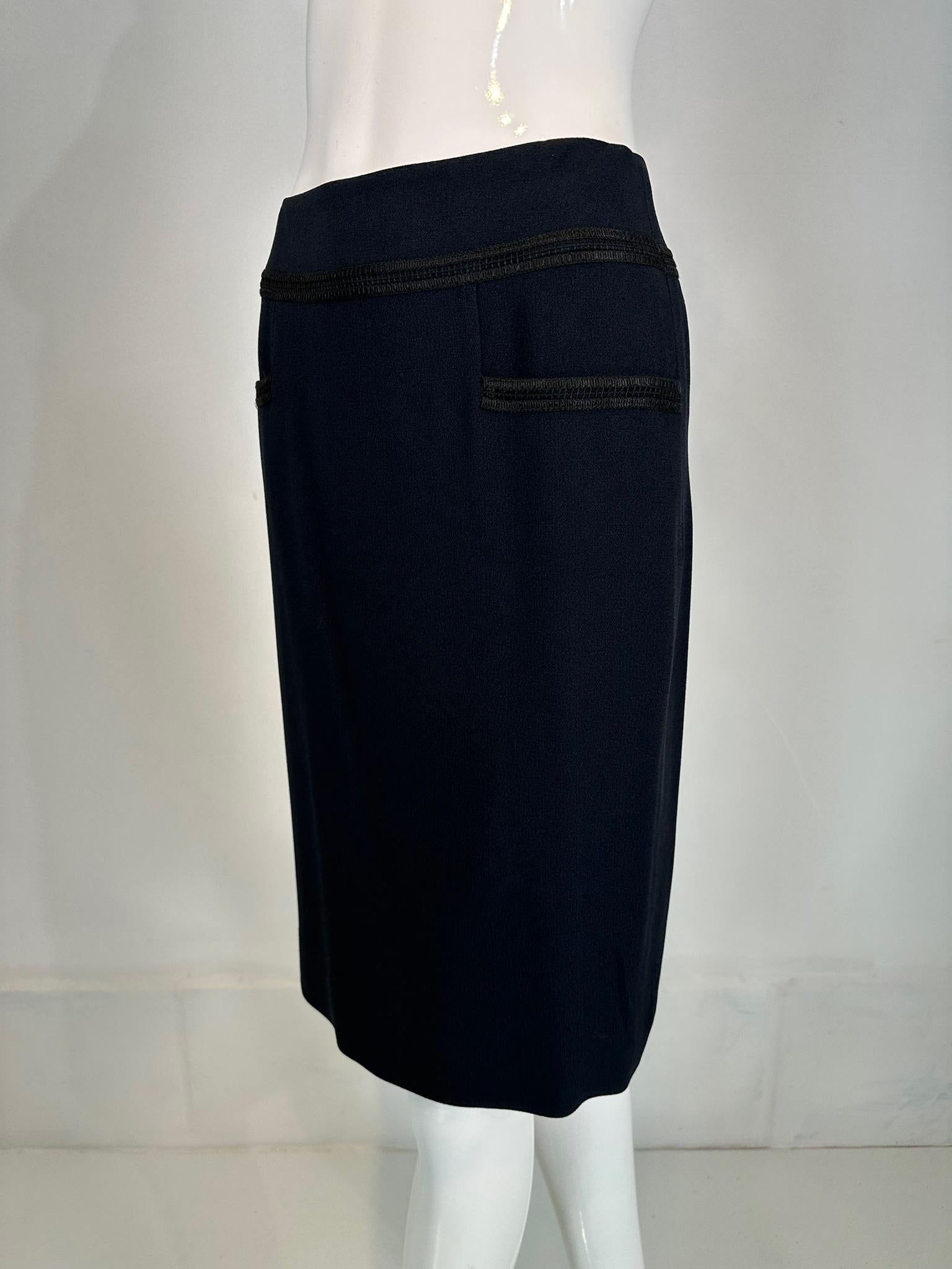 Chanel 2002C Jupe crayon bleu foncé avec bordure en soutache noire tressée 36 en vente 4