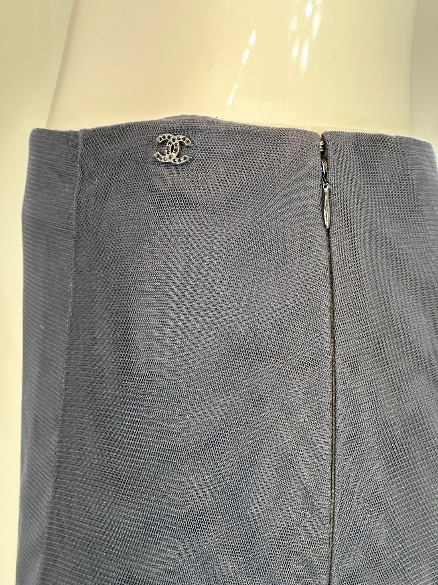 Chanel 2002C Jupe à trois couches en tulle bleu marine bordée de volants 38 en vente 10