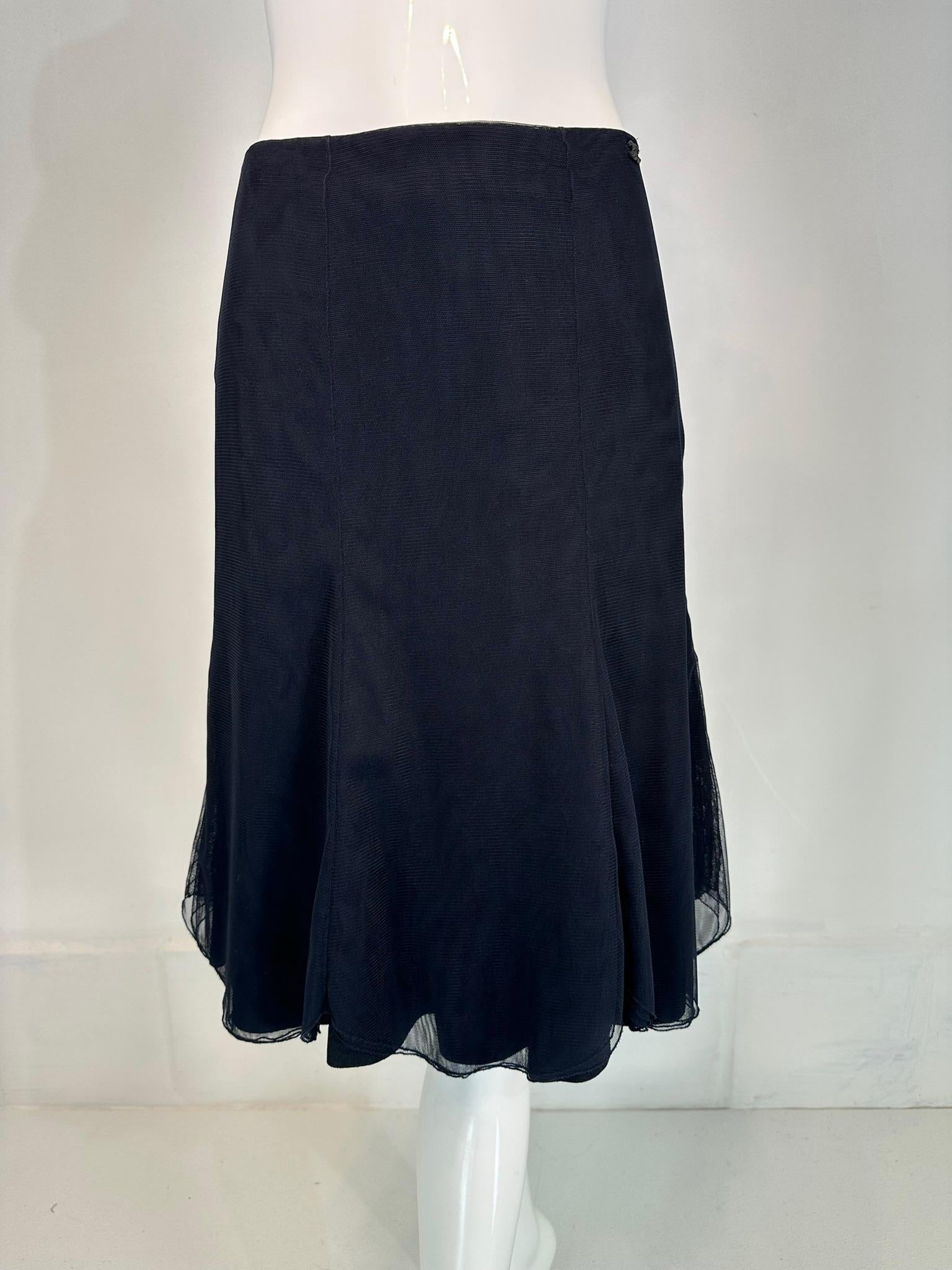 Chanel 2002C Jupe à godrons en tulle triple épaisseur bleu marine, doublée de soie marine. La jupe en tulle a des ourlets festonnés. La sous-jupe et la doublure ont un ourlet droit. 
Taille cousue, la jupe se ferme par une fermeture à glissière et