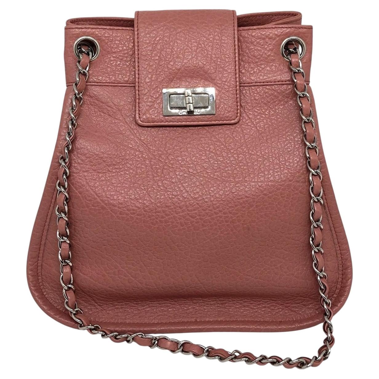 Chanel 2003-2004 Borsa a secchiello con serratura Mademoiselle Reissue in pelle di vitello granulata rosa.