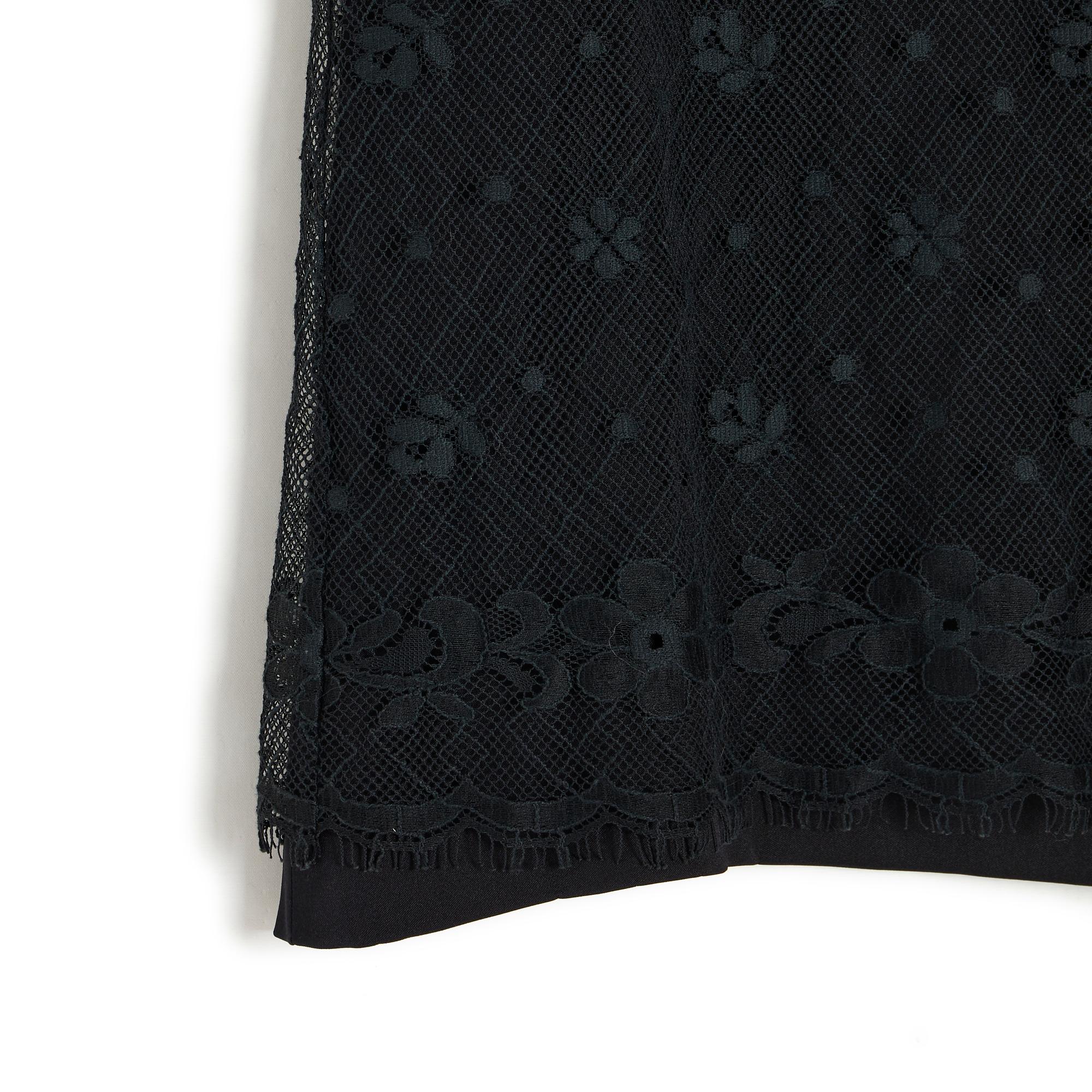 Chanel-Rock aus der FW2003-Kollektion aus schwarzer Spitze aus Baumwollmischung über einem Unterrock aus schwarzem Seidensatin, mit Reißverschluss und Hakenverschluss im Rücken, Größenangabe (durchgestrichen) 36FR: Taille 35 cm, Länge 55 cm. Der