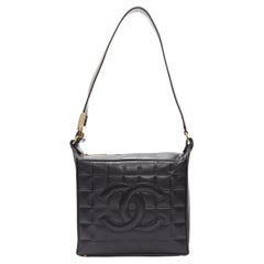 CHANEL Sac à bandoulière en cuir d'agneau noir avec boucle CC dorée en forme de barre de chocolat, 2003