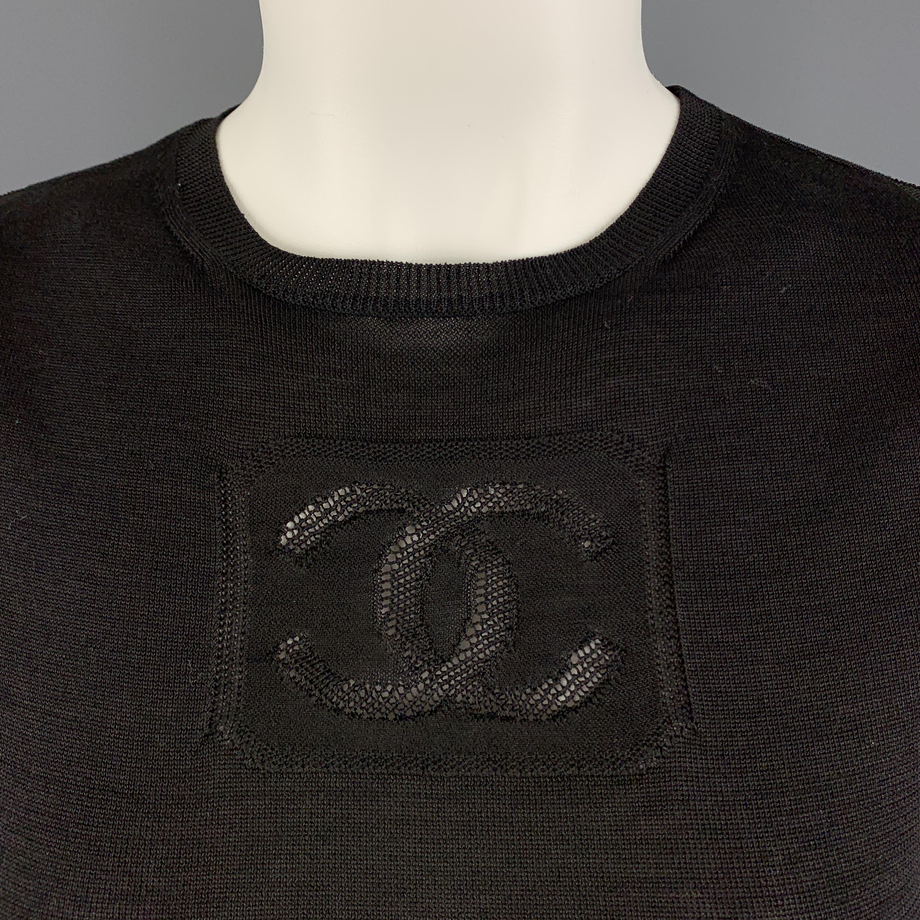 CHANEL Spring 2003 T shirt comes in black fine cotton knit with a CC logo. Made in France.

Excellent Pre-Owned Condition.
Marked: FR 34

Measurements:

Shoulder: 14 in.
Bust: 32 in.
Sleeve: 5 in.
Length: 20 in.