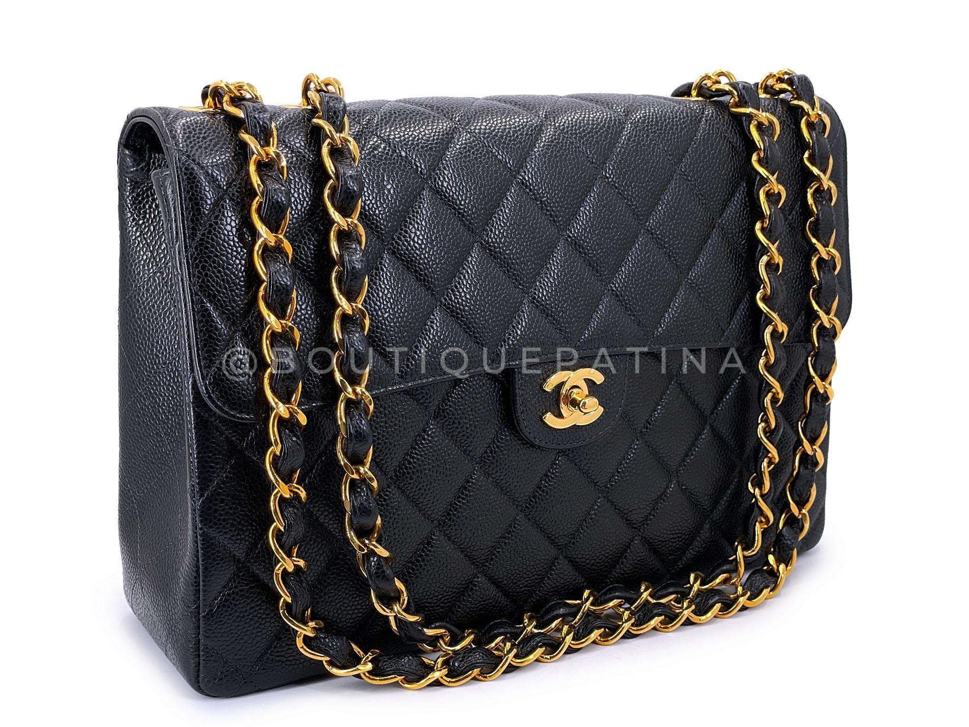 Article de magasin : 68942
Le sac emblématique du Graal est le Chanel Classic Flap. Convoité pour sa simplicité et son élégance - double bandoulière en chaîne tressée pouvant être portée courte ou longue, fermoir CC à verrou tournant, intérieur en