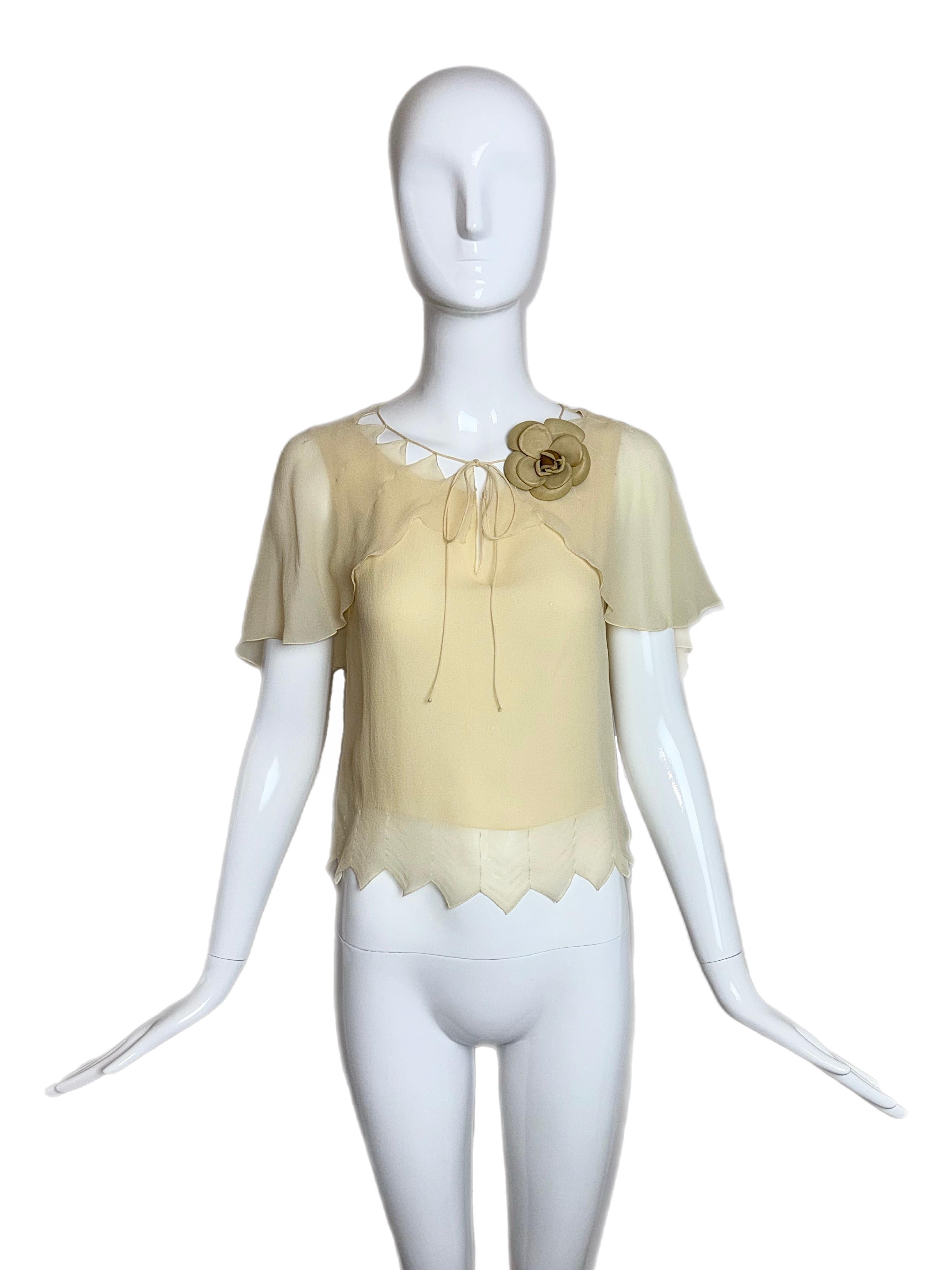 Gris CHANEL 2003 Chemisier Vintage en soie Vanille w. Cuir Camilla Chevron éthéré en vente