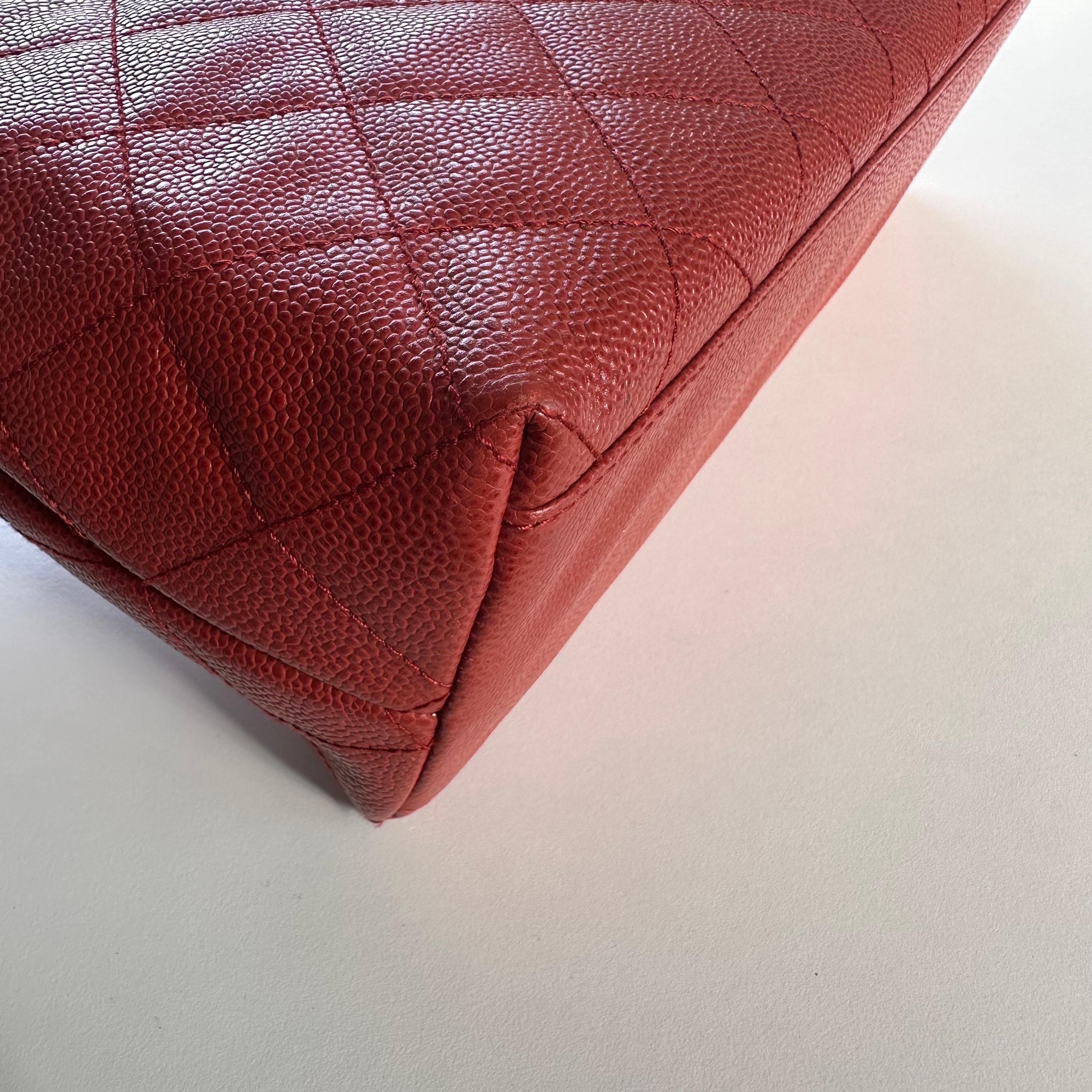 Chanel 2003 Rare sac fourre-tout « Jumbo Kelly » en cuir texturé rouge avec poignée supérieure en vente 9