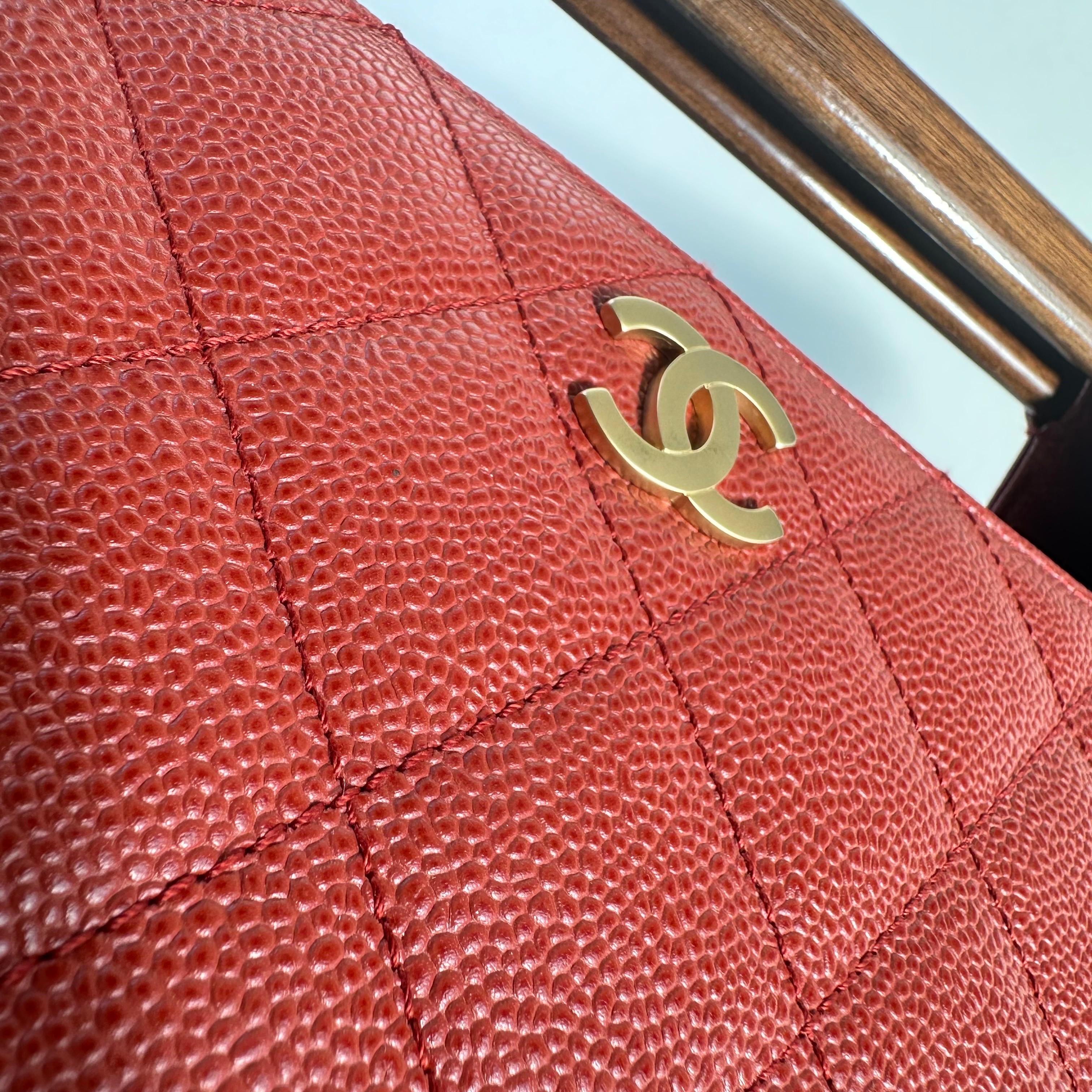 Chanel Wood Top Handle Rare Red Caviar Leather Jumbo Kelly Envelope Clutch Tote

2003 {VINTAGE 20 Years}

Antique gold hardware
Flat bottom
Hidden magnetic snap closure
Deep red leather interior lining
Center zippered pocket
Large additional