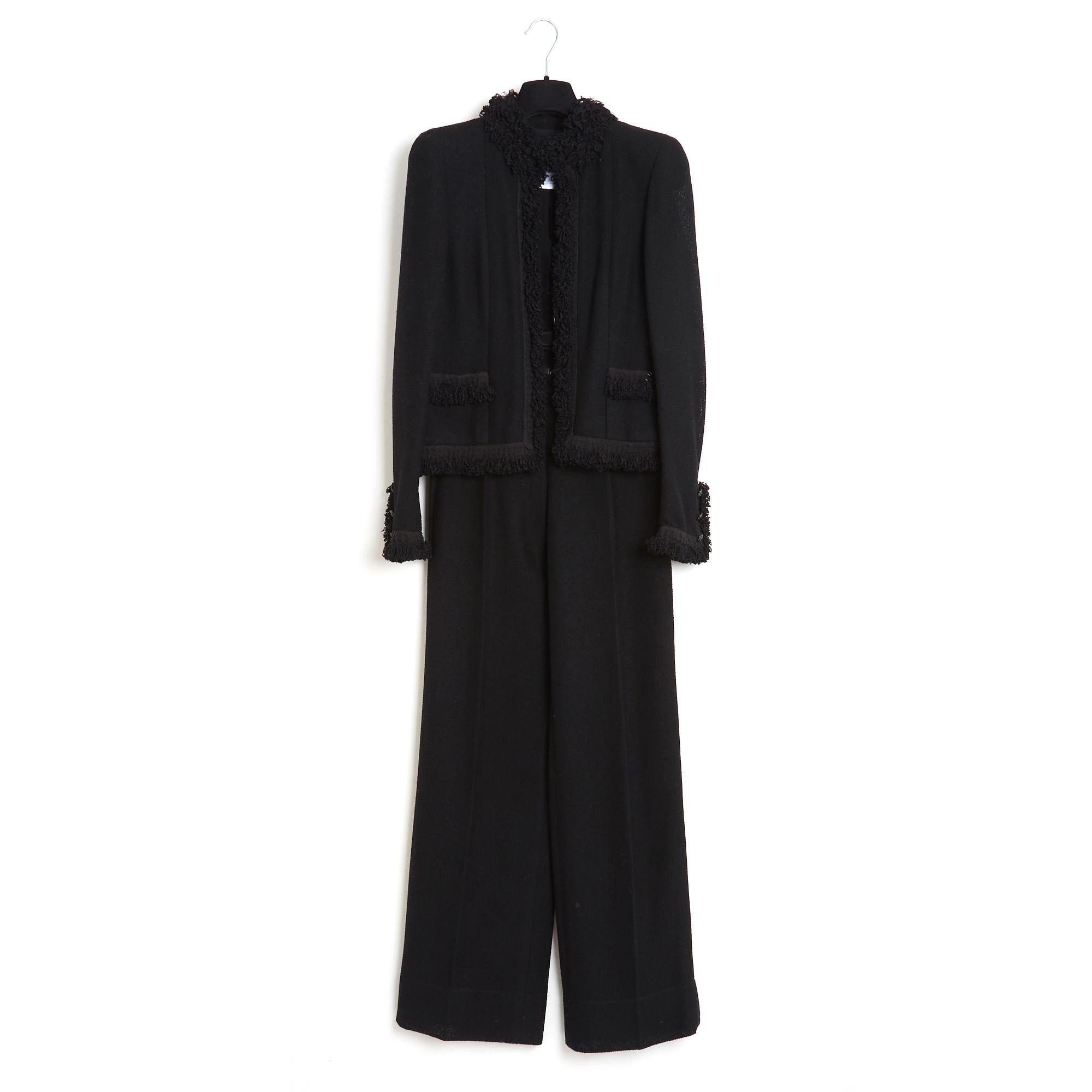 Chanel Cruise 2003 collection jacket, wool and angora braid pantsuit, edged with black thread fringes, straight cut, round collar closed with a black camellia button, 2 patch pockets at the waist, long sleeves closed with 3 matching camellia