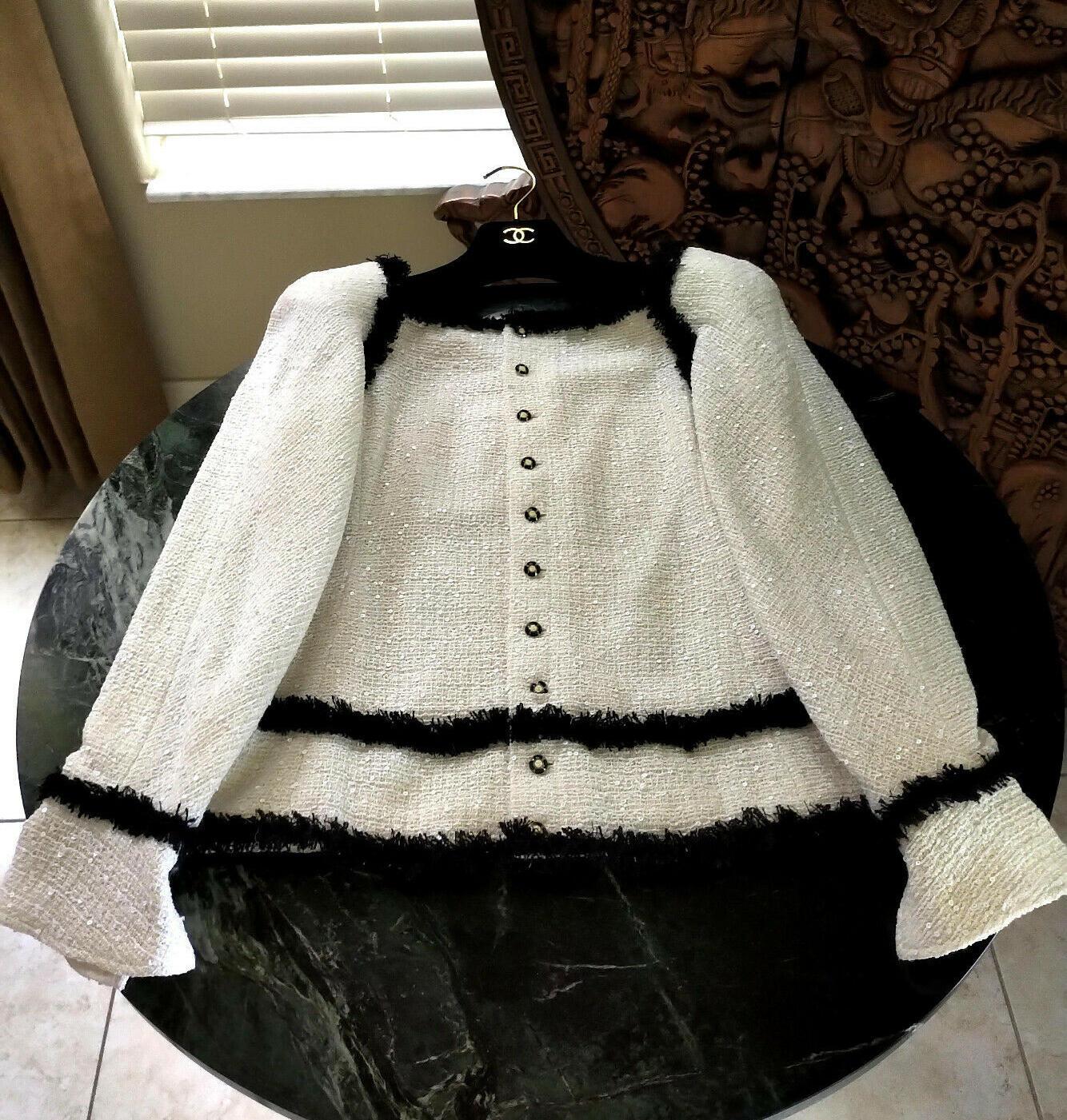 Chanel 2004 04P Ivory Sequin Tweed & Black Fringe Top Jacket FR 36/ US 2 4 In Excellent Condition For Sale In Ormond Beach, FL