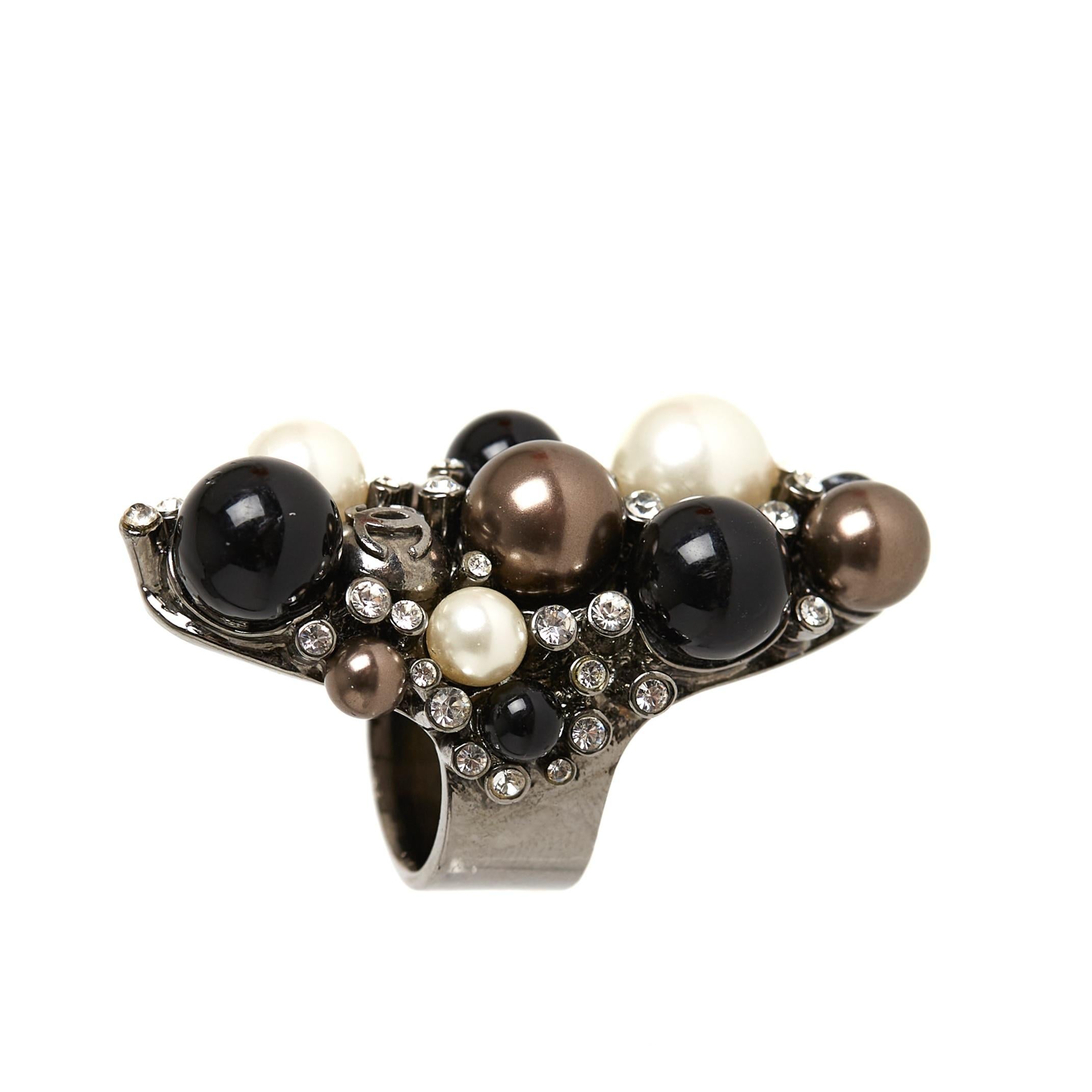 Chanel 2004 Bague T53/54 Black White Pearls Maxi Ring US6.5 In Good Condition For Sale In PARIS, FR