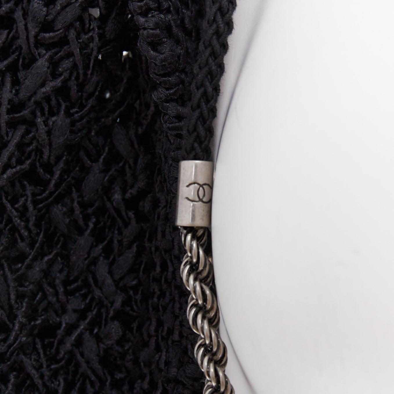 CHANEL 2004 cardigan à mailles ouvertes en coton mélangé CC noir FR38 M
Référence : TGAS/E00527
Marque : Chanel
Designer : Karl Lagerfeld
Collectional : 2004
Matière : Coton, mélange
Couleur : noir, argent
Motif : Solide
Fermeture : Fermeture à