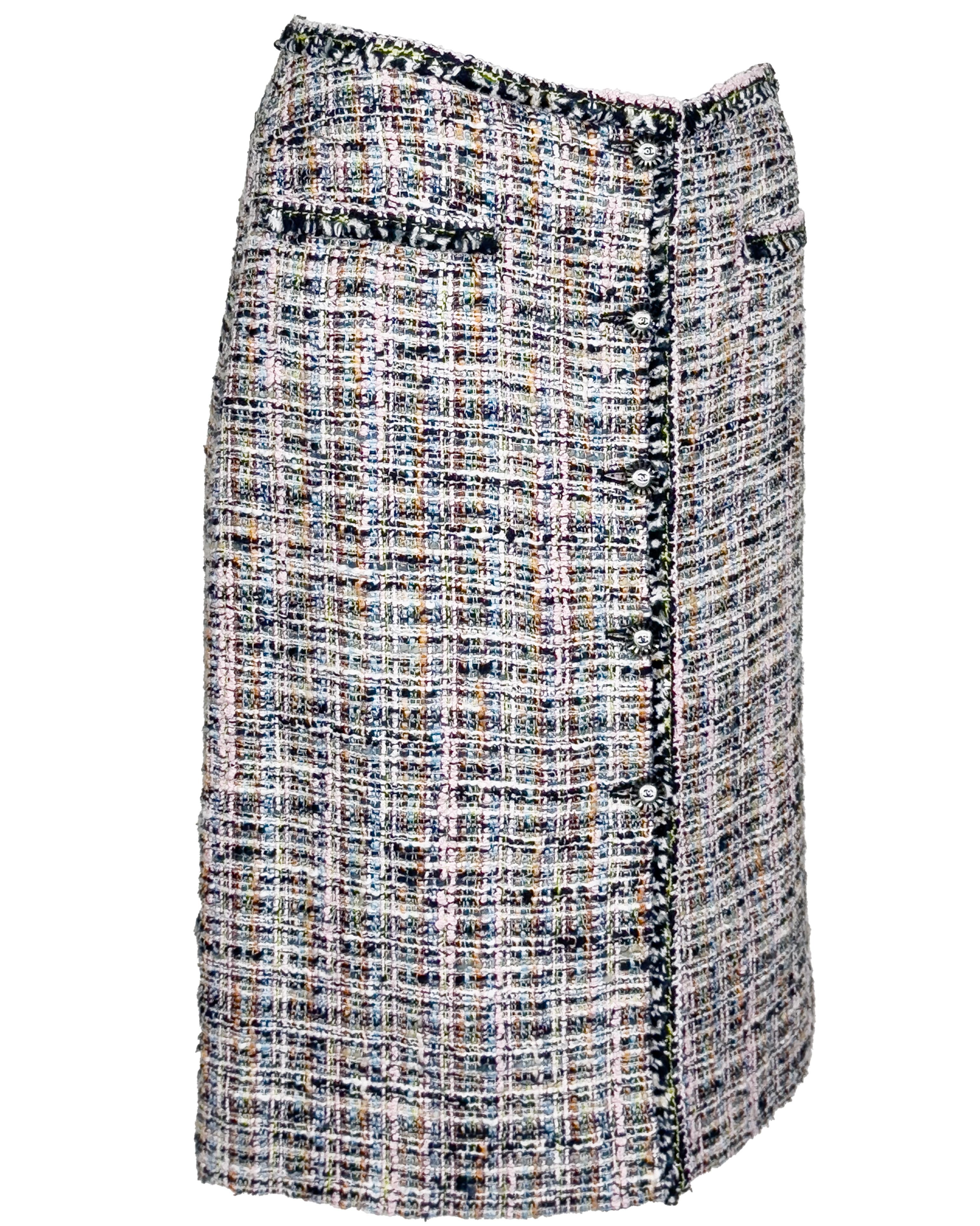 Chanel Frühjahrskollektion 2004 Bouclé-Rock in A-Linie. Schwarzer und weißer Tween mit einem Hauch von Rosa, Gelb, Blau und Orange durchwebt, abgerundet mit einem schwarz-weißen Fransenbesatz um die Taille, an den falschen Hüfttaschen und vorne mit