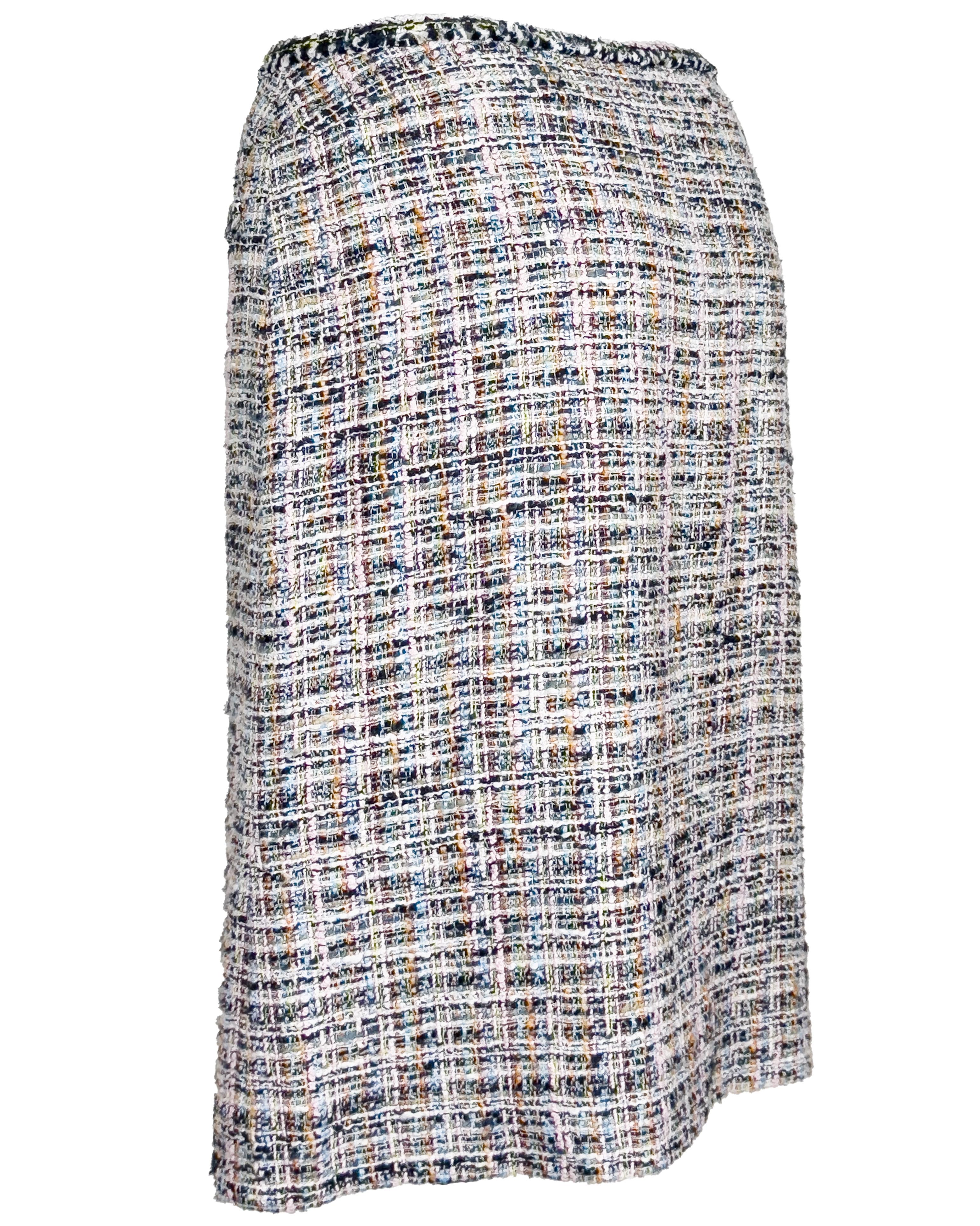 Chanel 2004 Bouclé-Rock in Schwarz, Weiß und einem Hauch von Rosa (Grau) im Angebot