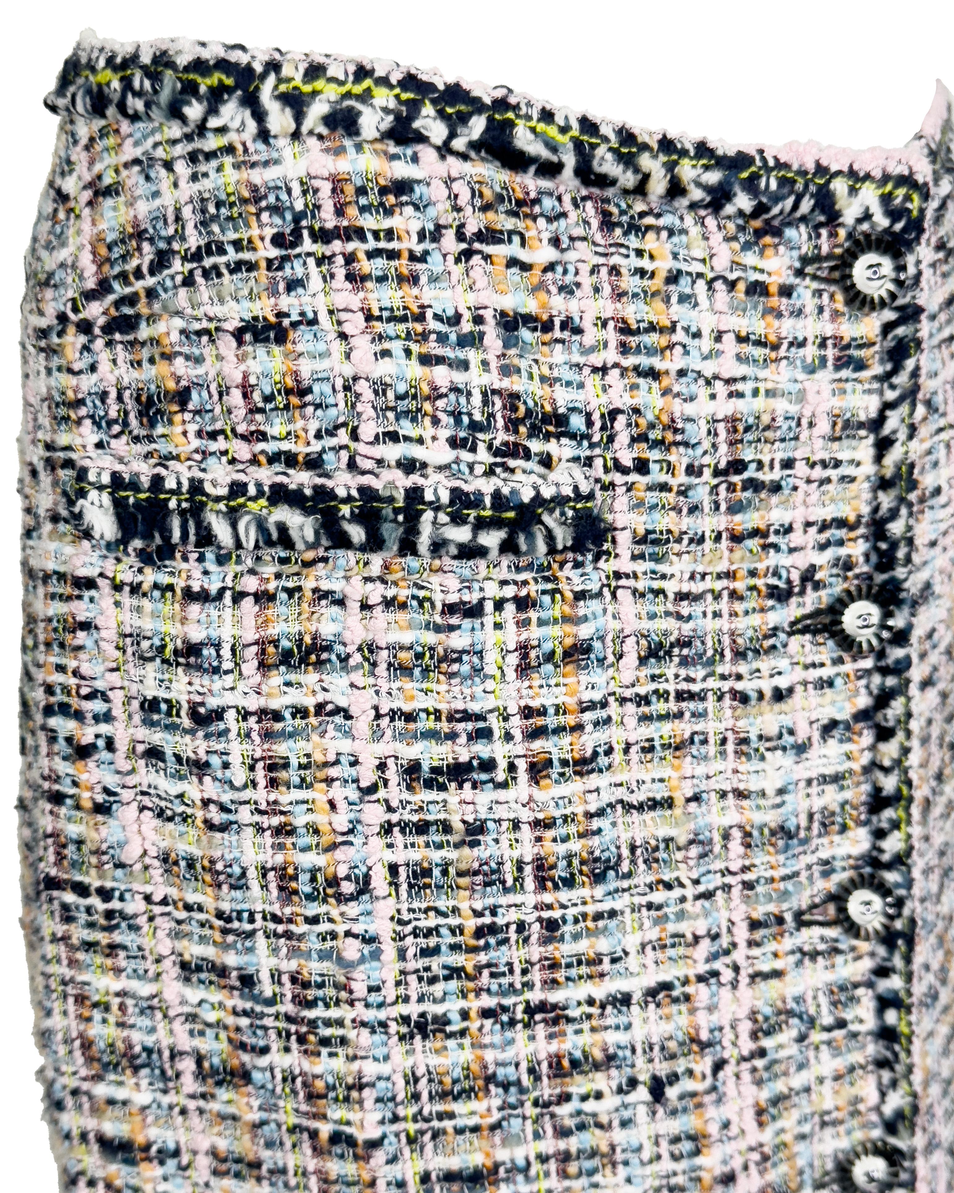 Chanel 2004 Bouclé-Rock in Schwarz, Weiß und einem Hauch von Rosa im Zustand „Gut“ im Angebot in Toronto, Ontario