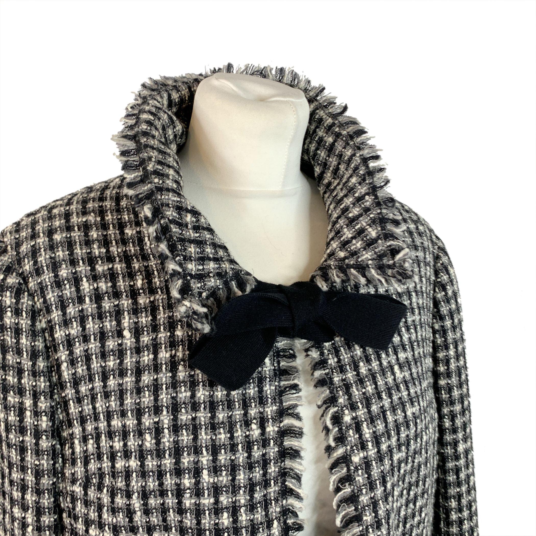 Women's Chanel 2004 Black White Wool Tweed Jacket with Bows Size 42 FR For Sale