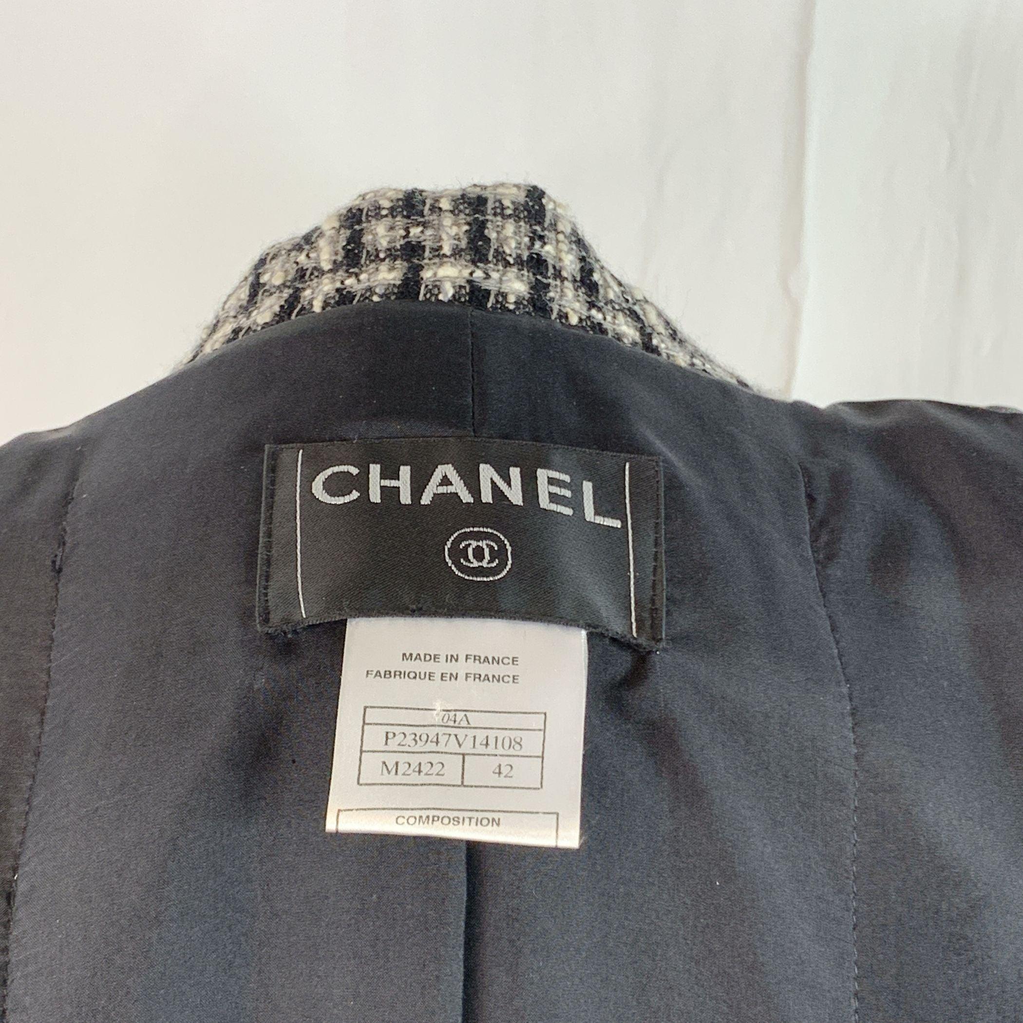 Chanel 2004 Black White Wool Tweed Jacket with Bows Size 42 FR For Sale 2
