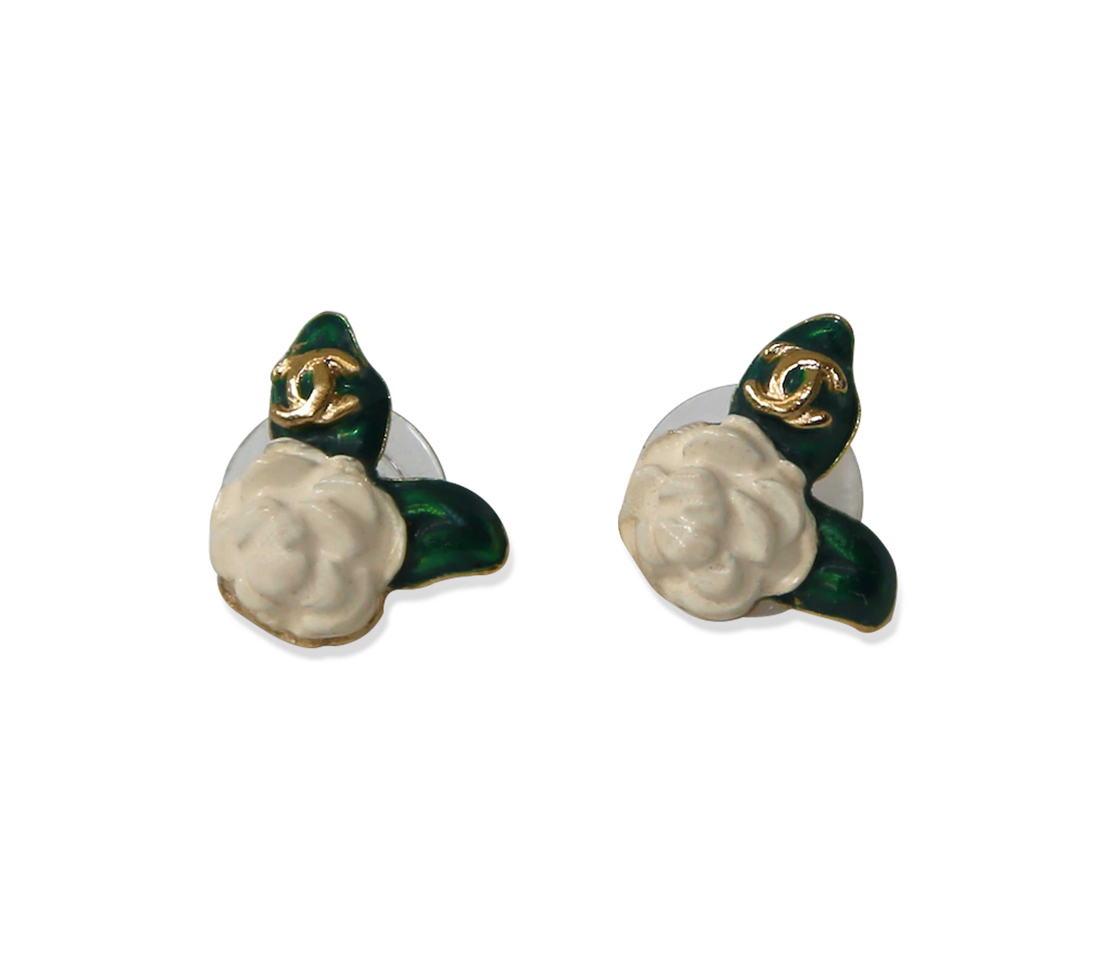 - Circa 2004
- White/green
- Gold plated
- Brushed finish
- Signature camellia motif
- Signature interlocking CC logo
- Post-back fastening
- For pierced ears
- These earrings come as a pair
Condition: Excellent

Please kindly note all items have