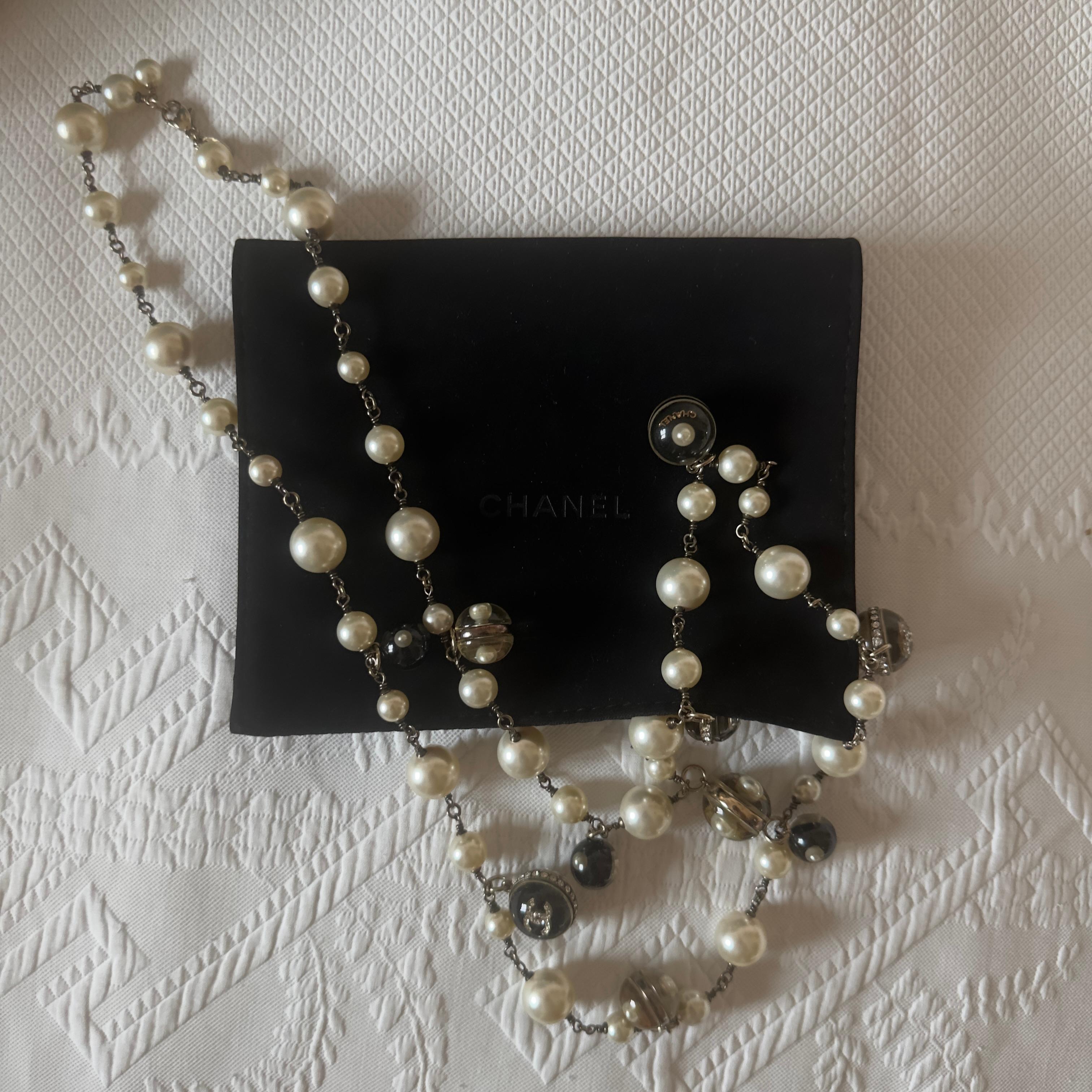 Chanel 2004 Lange Perle und Schwarz Lucite CC Logo Halskette - Runway Kollektion - M im Angebot 6