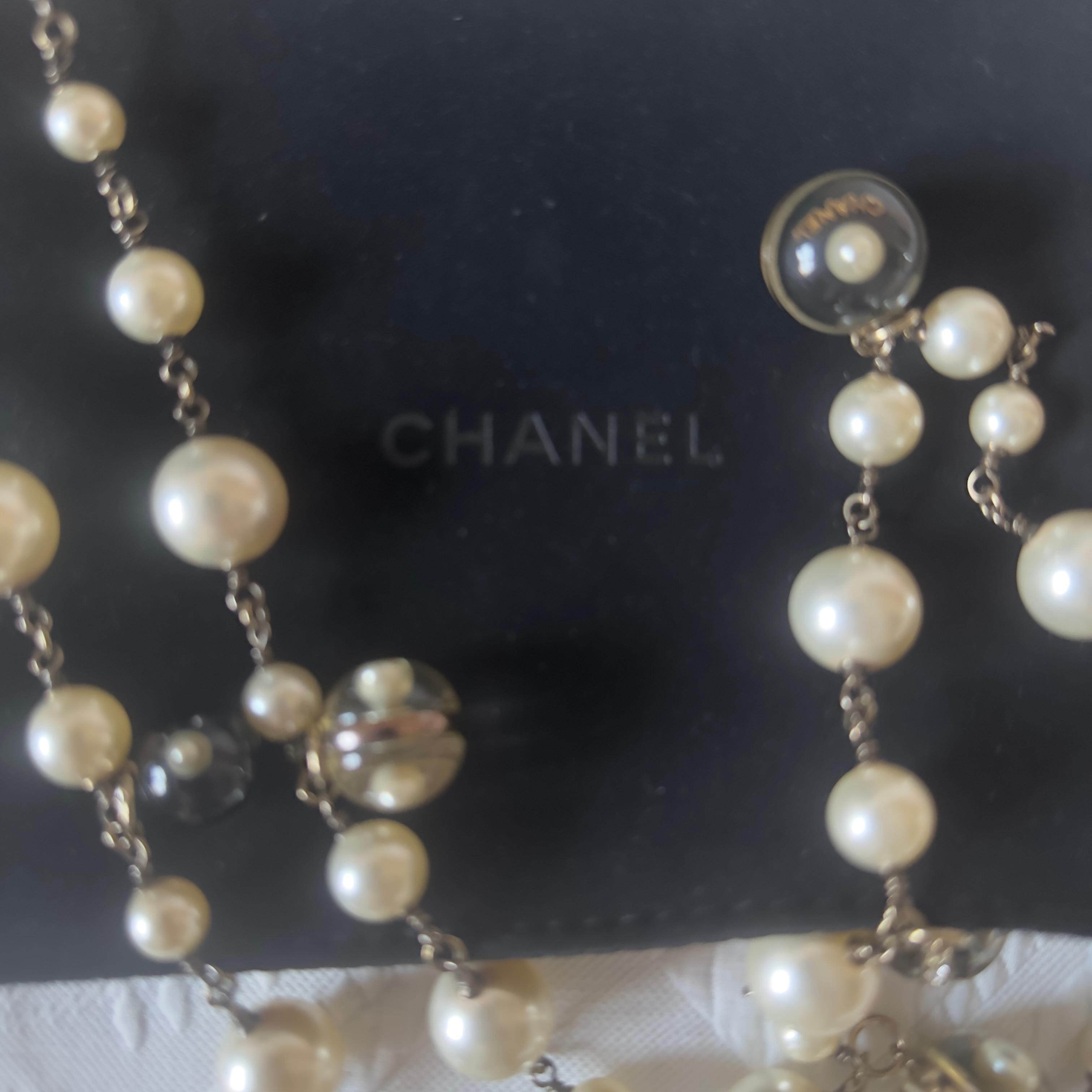 Chanel 2004 Lange Perle und Schwarz Lucite CC Logo Halskette - Runway Kollektion - M im Angebot 7