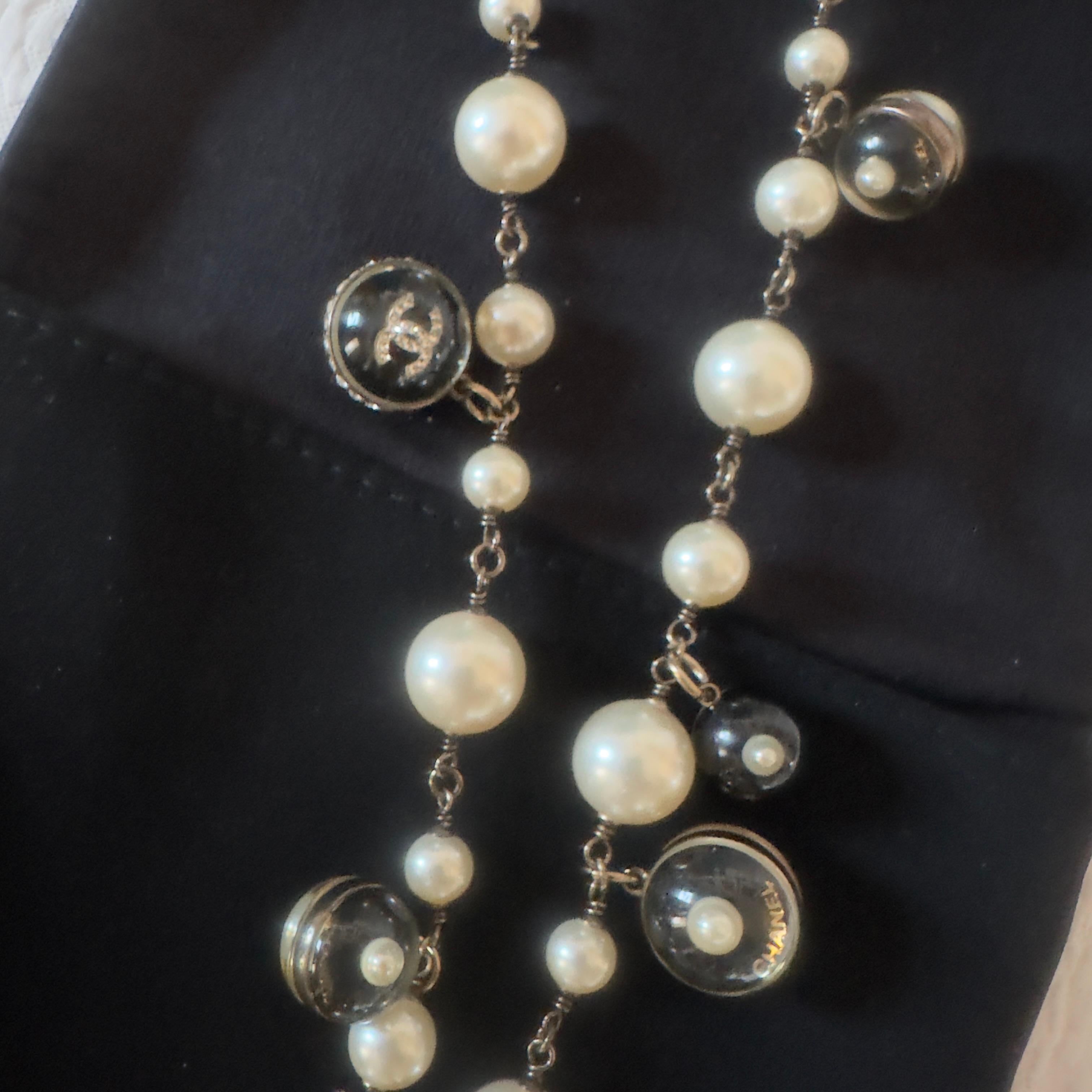 Ein Collier, das den zeitlosen Geist des Hauses Chanel verkörpert. Dieses außergewöhnliche Stück aus der Herbst/Winter-Kollektion 2004, hergestellt in Frankreich, ist ein perfektes Beispiel für ikonische Eleganz, neu interpretiert in einer modernen