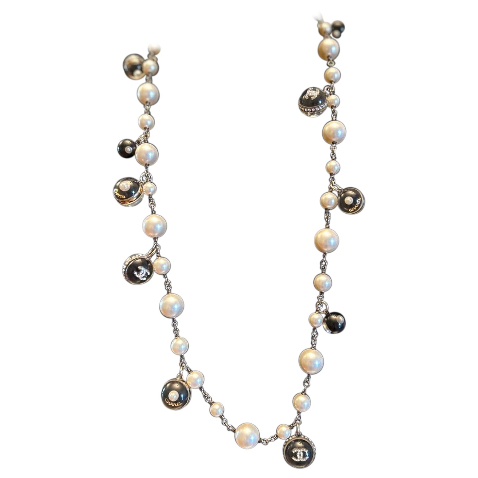 Chanel 2004 Lange Perle und Schwarz Lucite CC Logo Halskette - Runway Kollektion - M im Angebot