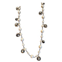Chanel 2004 Lange Perle und Schwarz Lucite CC Logo Halskette - Runway Kollektion - M