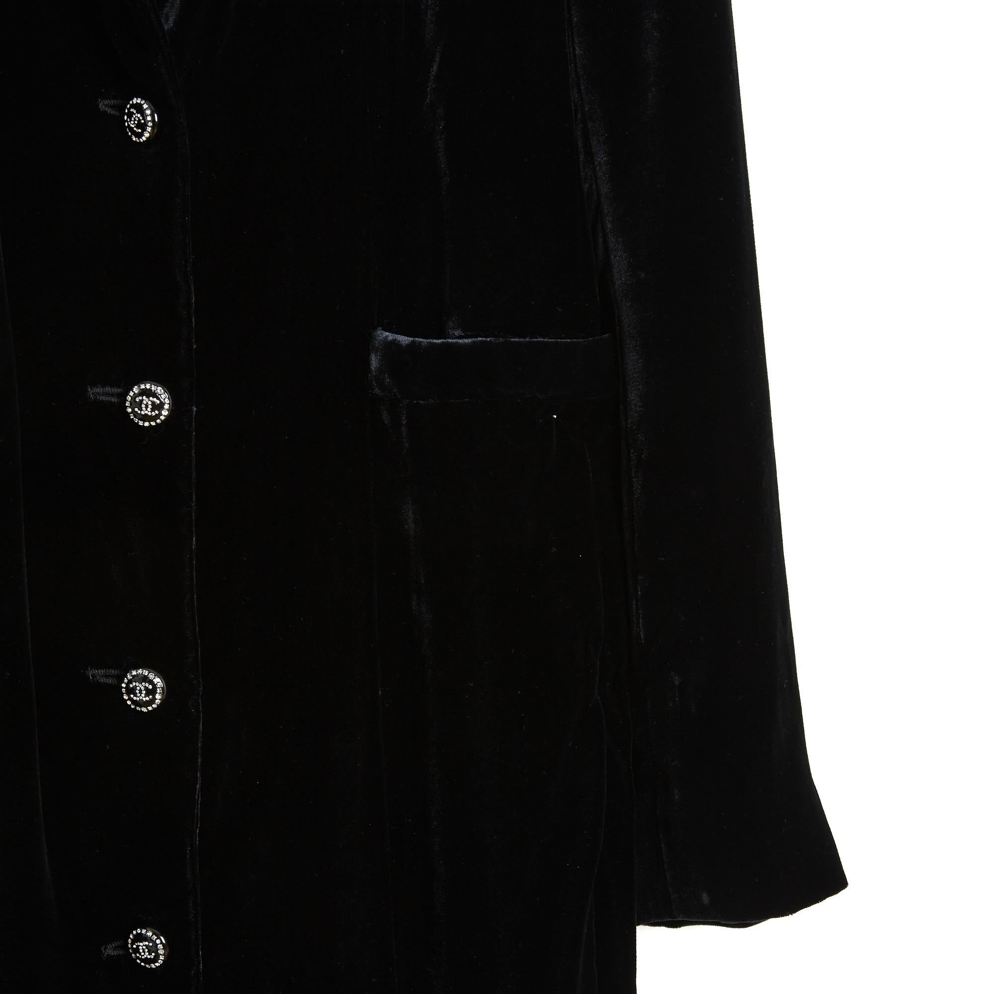 Chanel coat from the AW2004 collection by Karl Lagerfeld or long jacket in smooth velvet of viscose, rayon and black silk, small notched collar closed by 4 jewel buttons on the front, 2 slit pockets on the hips, long fitted sleeves closed by 3