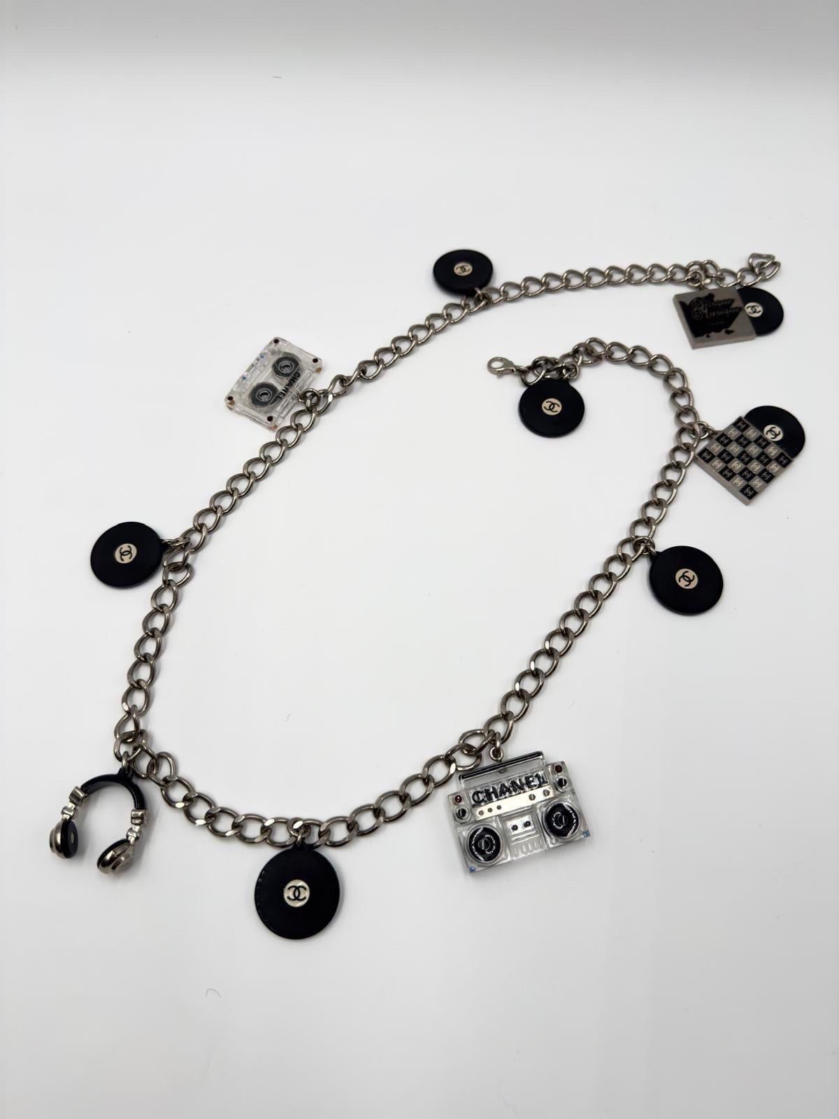Chanel 2004 Rare Runway Charm Belt Necklace – Vinyl & Acrylic Music Theme(87 cm) In Good Condition For Sale In San Francisco, CA