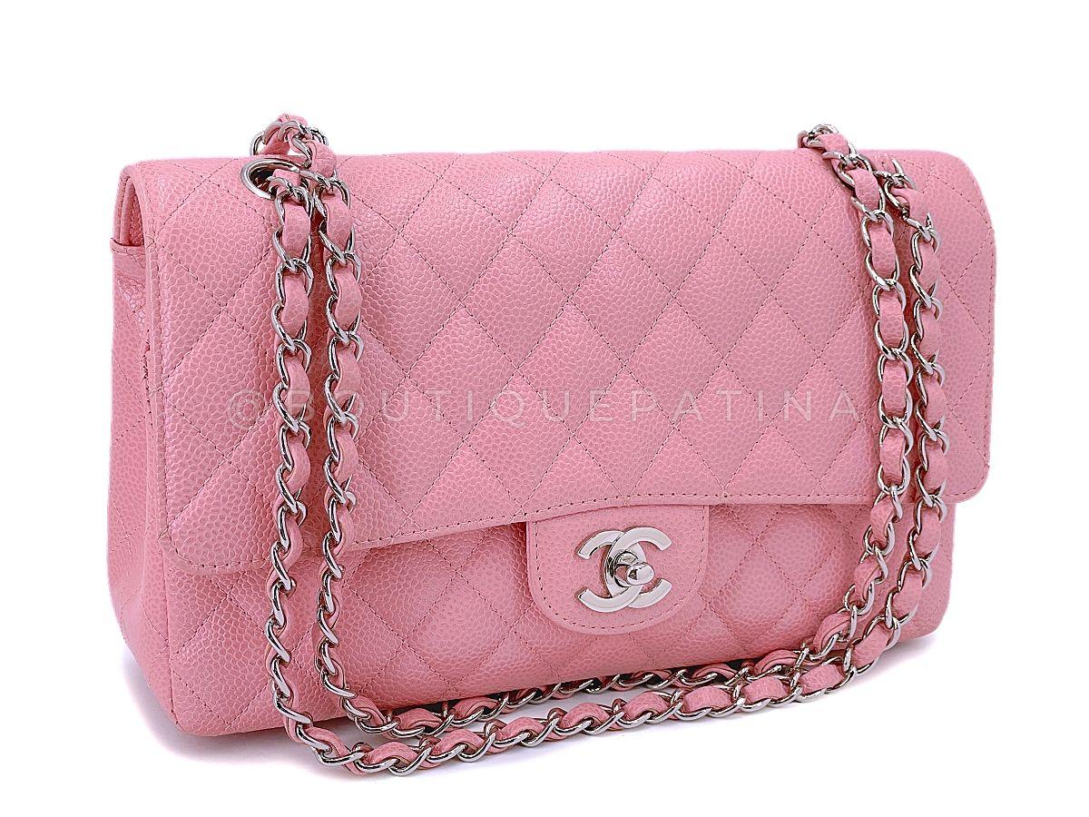 Article de magasin : 67868
Chanel 2004 Sakura Pink Caviar Medium Classic Double Flap Bag SHW  est sans doute l'un des plus célèbres roses édités par Chanel dans l'histoire de Lagerfeld, et plus difficile à trouver au fil des années dans un superbe