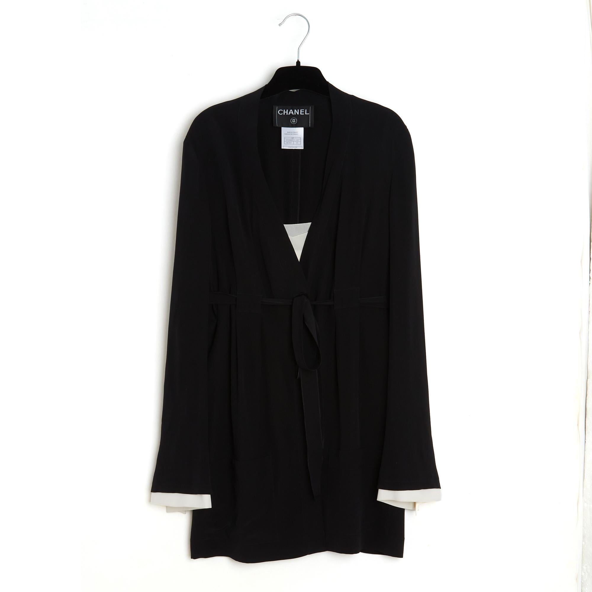 Top Chanel della collezione PE2004 di Karl Lagerfeld composto da una blusa in crepe di seta nera, con scollo a V chiuso sotto il petto, leggermente drappeggiata, con un bottone CC e una cintura nello stesso tessuto, 2 tasche applicate, maniche