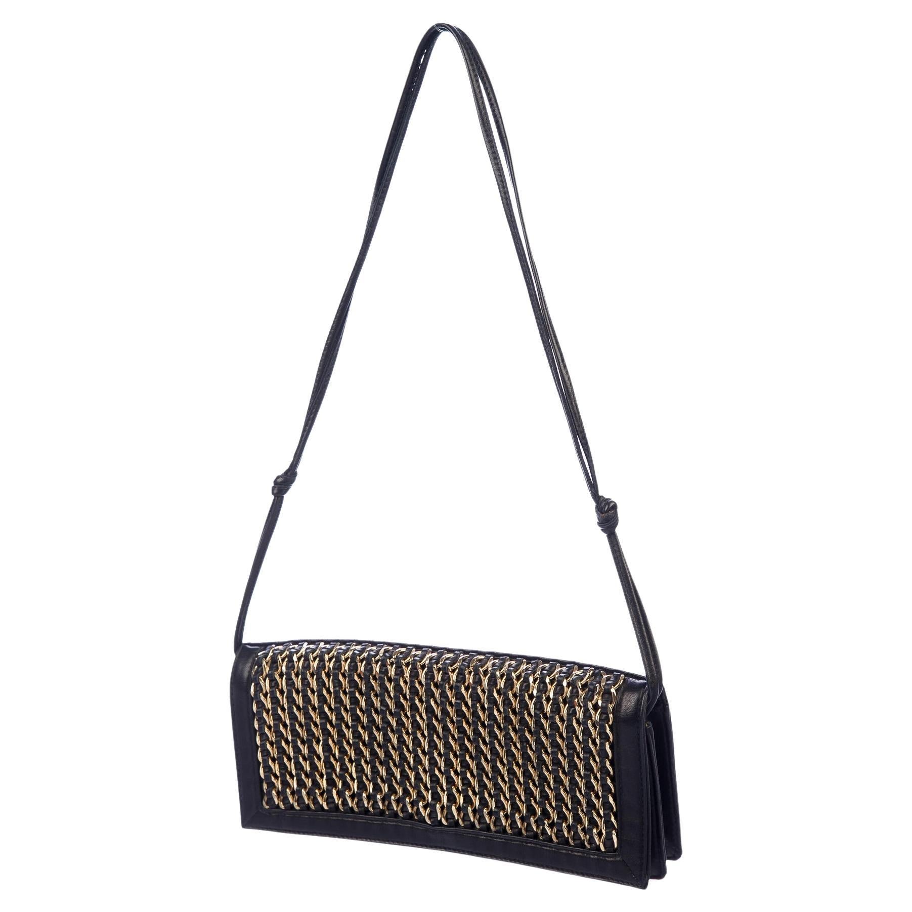 Chanel 2004 Vintage Schwarze Edgy Clutch/Klappentasche aus Lammfell mit Kette verschönert